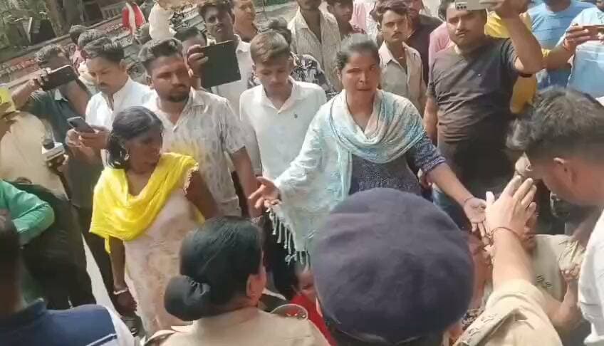 करंट से दो युवकों की मौत, मेडिकल कॉलेज गेट पर परिजनों का हंगामा, लगाया जाम
हरदोई। सवायजपुर क्षेत्र के रूपापुर में हाईटेंशन लाइन की चपेट में आने से दो युवकों की दर्दनाक मौत हो गई। हादसे के बाद दोनों के परिजनों ने न्याय की मांग को लेकर हरदोई मेडिकल कॉलेज के मुख्य गेट पर जाम लगाकर हंगामा किया। सीओ सिटी के उचित कार्रवाई के आश्वासन के बाद परिजनों ने जाम खोल दिया।
जानकारी के अनुसार, कंजरपुरवा निवासी सूरज और मुडेर निवासी अजय रूपापुर में कैमरा ठीक कर रहे थे। इसी दौरान दोनों अचानक हाईटेंशन लाइन की चपेट में आ गए, जिससे वे गंभीर रूप से झुलस गए। आनन-फानन में दोनों को हरदोई मेडिकल कॉलेज ले जाया गया, जहां चिकित्सकों ने उन्हें मृत घोषित कर दिया।
मृतकों के परिजनों का आरोप है कि पुलिसकर्मी ही दोनों युवकों को कैमरा ठीक कराने के लिए अपने साथ ले गए थे। इसी दौरान हादसा हुआ। घटना की जानकारी मिलने के बाद परिजनों में आक्रोश फैल गया और उन्होंने मेडिकल कॉलेज के मुख्य गेट पर जाम लगाकर विरोध प्रदर्शन शुरू कर दिया।
हंगामे की सूचना पर भारी पुलिस बल मौके पर पहुंचा। परिजनों ने मामले की निष्पक्ष जांच कराने और दोषियों के खिलाफ कड़ी कार्रवाई की मांग की। काफी देर तक चले हंगामे के बाद सीओ सिटी ने परिजनों को उचित कार्रवाई का आश्वासन दिया, जिसके बाद जाम समाप्त हुआ।
फिलहाल, हादसे के कारणों और परिजनों द्वारा लगाए गए आरोपों की निष्पक्ष जांच के बाद ही पूरे मामले की स्थिति स्पष्ट हो सकेगी।