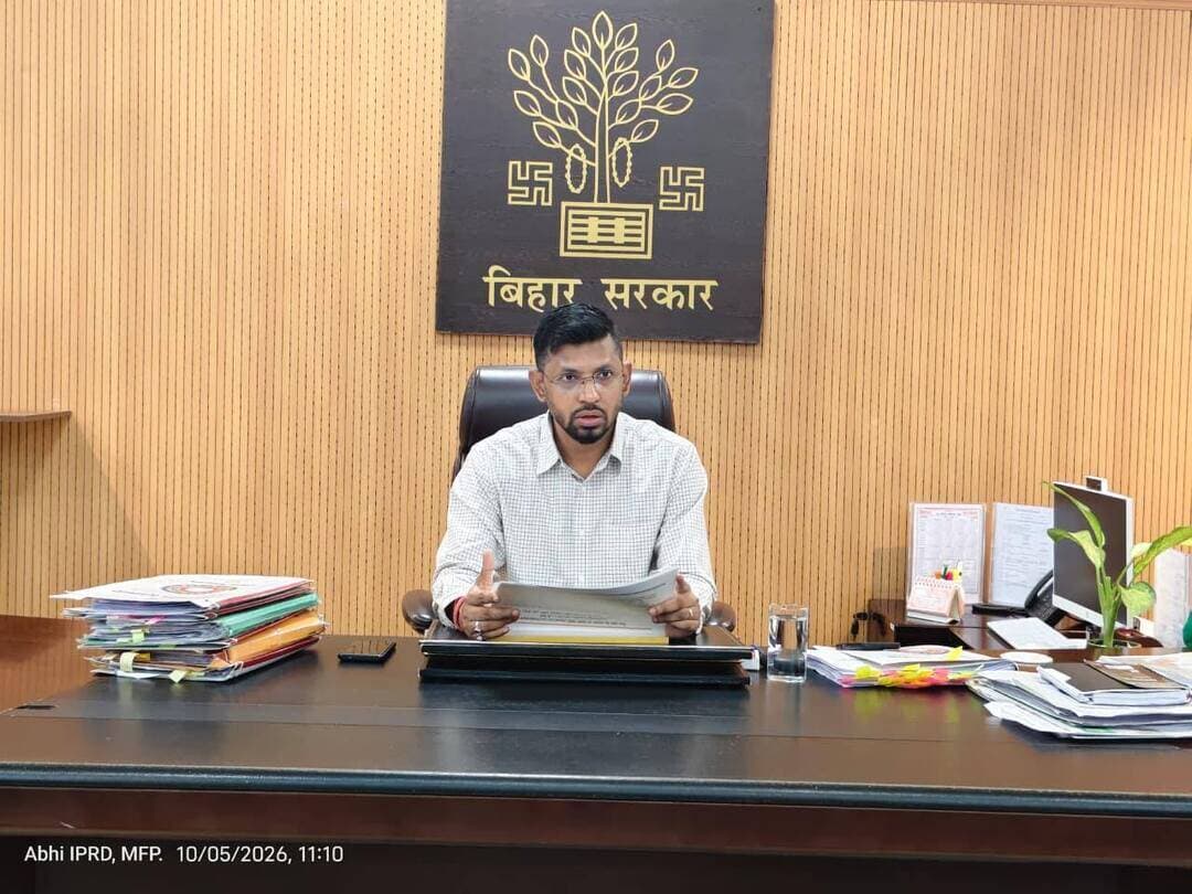 *विशेष गहन पुनरीक्षण (SIR) के उपरांत छूटे हुए पात्र मतदाताओं एवं युवा निर्वाचकों के पंजीकरण हेतु विशेष अभियान*
मुजफ्फरपुर, दिनांक 08 अक्टूबर, 2026: भारत निर्वाचन आयोग के दिशा-निर्देश के आलोक में मुजफ्फरपुर जिला में निर्वाचक सूची में छूटे हुए पात्र मतदाताओं तथा पहली बार अर्हता-प्राप्त युवा मतदाताओं के पंजीकरण के लिए विशेष अभियान चलाया जा रहा है। जिला निर्वाचन पदाधिकारी-सह-जिला पदाधिकारी, मुजफ्फरपुर श्री कुमार गौरव ने कहा कि यह सभी 11 विधानसभा क्षेत्रों में चलाया जा रहा है। अभियान के तहत पात्र नागरिकों की पहचान कर उनका नाम निर्वाचक सूची में शामिल करने की कार्रवाई की जाएगी। सभी निर्वाचक निबंधन पदाधिकारियों (ईआरओ) को इसे सफलतापूर्वक संचालित करने का निर्देश दिया गया है। विशेष अभियान के प्रथम चरण में सभी मतदान केन्द्र स्तरीय पदाधिकारियों (BLOs) द्वारा विशेष गहन पुनरीक्षण से पूर्व की निर्वाचक सूची एवं वर्तमान निर्वाचक सूची का मिलान किया जाएगा। ऐसे मतदाताओं की पहचान की जाएगी जिनके नाम पूर्व की सूची में दर्ज थे, लेकिन वर्तमान सूची में शामिल नहीं हैं। साथ ही ASD (अनुपस्थित, स्थानांतरित, मृत एवं दोहरी प्रविष्टि) मतदाताओं की सूची तथा अंतिम निर्वाचक सूची में हुए परिवर्तनों को भी ध्यान में रखते हुए पात्र मतदाताओं की पहचान की जाएगी।
इस अभियान के अंतर्गत मतदान केंद्र स्तरीय पदाधिकारी (BLO) द्वारा घर-घर जाकर गृह सत्यापन (House-to-House Verification) किया जाएगा। सत्यापन के दौरान पात्र पाए जाने वाले ऐसे व्यक्तियों, जिनका नाम अभी तक निर्वाचक सूची में दर्ज नहीं है, का प्रपत्र-6 के माध्यम से पंजीकरण सुनिश्चित किया जाएगा। यह कार्रवाई एक माह के अंदर पूर्ण की जानी है।
House-to-House Verification के दौरान यह भी सुनिश्चित किया जाएगा कि वह वर्तमान में संबंधित पते पर निवास कर रहा है अथवा नहीं तथा पंजीकरण हेतु पात्र है या नहीं।
जिलाधिकारी ने कहा कि योग्य मतदाताओं को सहायता के लिए सम्पूर्ण निर्वाचन तंत्र तत्पर है। उन्होंने कहा कि युवा एवं पहली बार मतदान के लिए पात्र नागरिकों को अभियान से जोड़ने पर विशेष ध्यान दिया जाएगा।
जिलाधिकारी ने कहा कि मतदान केंद्र स्तरीय पदाधिकारियों द्वारा गृह सत्यापन के क्रम में चिन्हित पात्र व्यक्तियों की सूची मान्यता प्राप्त राजनीतिक दलों के प्रतिनिधियों/बूथ लेवल एजेंट (BLA) के साथ भी साझा की जाएगी, ताकि निर्वाचक सूची में नाम जोड़ने की प्रक्रिया अधिक पारदर्शी एवं सहभागी तरीके से संपन्न हो सके।
जिलाधिकारी ने कहा कि पात्र नागरिकों के पंजीकरण को सुगम बनाने के लिए मतदान केंद्रों पर विशेष कैंप का भी आयोजन किया जाएगा। इन कैंपों के माध्यम से नागरिकों को निर्वाचक सूची में नाम दर्ज कराने, प्रपत्र-6 भरने तथा निर्वाचन संबंधी आवश्यक जानकारी उपलब्ध कराई जाएगी। इसके अतिरिक्त, आवश्यकता के अनुसार रात्रि आश्रय स्थलों, श्रमिक कॉलोनियों, गरीब एवं वंचित बस्तियों तथा कमजोर वर्ग के लोगों के बीच विशेष कैंप आयोजित कर पात्र व्यक्तियों का निर्वाचक सूची में पंजीकरण सुनिश्चित किया जाएगा, ताकि कोई भी पात्र नागरिक निर्वाचक सूची में नाम दर्ज कराने से वंचित न रहे।
जिलाधिकारी ने कहा कि मतदाता पंजीकरण एक सतत प्रक्रिया है तथा कोई भी पात्र व्यक्ति, जिसका नाम अभी तक निर्वाचक सूची में दर्ज नहीं है, निर्धारित प्रक्रिया के अनुसार किसी भी समय नामांकन हेतु आवेदन कर सकता है।
जिलाधिकारी ने कहा कि निर्वाचकों के पंजीकरण के लिए चलाए जा रहे इस विशेष अभियान की नियमित निगरानी एवं पर्यवेक्षण जिला स्तर से किया जाएगा। पात्र व्यक्तियों के पंजीकरण सुगमतापूर्वक हो यह सुनिश्चित किया जाएगा।
जिला निर्वाचन पदाधिकारी द्वारा सभी पात्र नागरिकों से अपील की गई है कि वे इस विशेष अभियान में सक्रिय रूप से भाग लें। जिनका नाम वर्तमान सूची में नहीं है, वे BLO द्वारा घर-घर सत्यापन के दौरान उनको जानकारी उपलब्ध कराएं तथा प्रपत्र-6 के माध्यम से नाम जुड़वाने की प्रक्रिया पूरी करें। साथ ही मान्यता प्राप्त राजनीतिक दलों, जनप्रतिनिधियों, शैक्षणिक संस्थानों, सामाजिक संगठनों एवं आम नागरिकों से भी अपील की गई है कि वे इस अभियान में सक्रिय रूप से सहभागी बनें, ताकि कोई भी पात्र नागरिक निर्वाचक सूची में नाम शामिल होने से वंचित न रहे।
जिलाधिकारी ने छूटे हुए सभी वयस्क नागरिकों विशेषकर फर्स्ट टाईम वोटर्स, छात्र-छात्राओं, युवाओं तथा महिलाओं से अधिक-से-अधिक संख्या में मतदाता सूची में अपना नाम जुड़वाने का आह्वान किया।
जिलाधिकारी ने कहा कि हमारा लोकतंत्र दुनिया का सबसे बड़ा लोकतंत्र है। हमारे महान संविधान निर्माताओं द्वारा संविधान में सार्वभौम वयस्क मताधिकार का जो प्रावधान किया गया है वह अतुलनीय एवं बहुमूल्य है। *समावेशी एवं त्रुटिरहित मतदाता सूची पूरे निर्वाचन प्रक्रिया का आधार है*। निर्वाचक सूची में नाम रहना मताधिकार का प्रयोग करने की पहली शर्त है। अतः सभी पात्र लोगों को फोटो निर्वाचक सूची में नाम शामिल कराने के लिए पंजीकरण अवश्य करना चाहिए।
जिलाधिकारी ने कहा कि हम सभी इसके लिए विशेष प्रयास करें कि कोई भी मतदाता छूटे न (नो वोटर टू बी लेफ्ट बिहाइण्ड)। इसके लिए सभी हितधारक सजग, तत्पर एवं सक्रिय रहें।
Chief Electoral Officer, Bihar
Election Commission of India