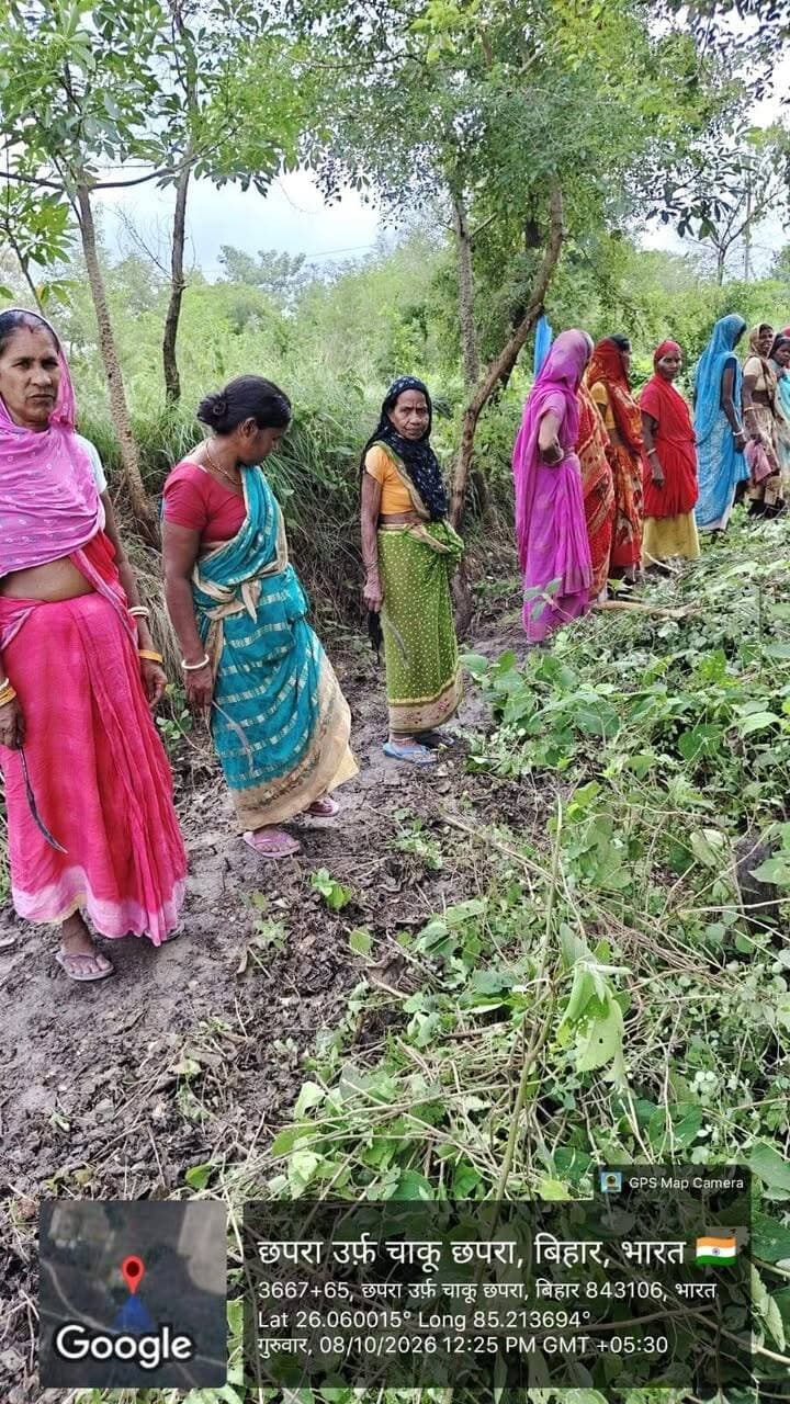 विकसित भारत जी राम जी के अंतर्गत प्रखण्ड सरैया के पोखरैरा पंचायत में ग्रामीण मजदूरों को रोजगार का अवसर उपलब्ध कराया गया। योजनाओं के क्रियान्वयन के दौरान महिलाओं की भागीदारी भी सुनिश्चित की गई, जिससे उन्हें स्थानीय स्तर पर रोजगार एवं आजीविका का साधन प्राप्त हुआ। कार्यस्थल पर महिला एवं पुरुष मजदूरों की सहभागिता के माध्यम से ग्रामीण परिवारों को आर्थिक रूप से सशक्त बनाने की दिशा में पहल की गई। यह प्रयास रोजगार सृजन के साथ-साथ महिला सशक्तिकरण, आत्मनिर्भरता और समावेशी ग्रामीण विकास को बढ़ावा देने में महत्वपूर्ण भूमिका निभा रहा है।
#CMSamrat
#samratchoudhary
CMO Bihar
Information & Public Relations Department, Government of Bihar
Rural Development Department, Government of Bihar