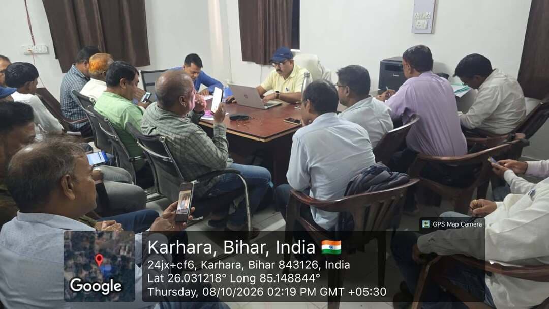 उपविकास आयुक्त, मुजफ्फरपुर के निर्देश के आलोक में जिले के सभी प्रखण्डों में विकसित भारत जी राम जी के अंतर्गत संचालित विभिन्न योजनाओं की प्रगति को लेकर साप्ताहिक समीक्षा बैठक आयोजित की गई। बैठक में योजनाओं के क्रियान्वयन, कार्य प्रगति, रोजगार सृजन, मानव दिवस, लंबित कार्यों तथा समयबद्ध भुगतान सहित विभिन्न बिंदुओं की समीक्षा की गई। संबंधित पदाधिकारियों एवं कर्मियों को योजनाओं के प्रभावी एवं गुणवत्तापूर्ण क्रियान्वयन के लिए आवश्यक दिशा-निर्देश दिए गए। योजनाओं का लाभ पात्र ग्रामीणों तक समय पर पहुँचाने तथा निर्धारित लक्ष्यों की पूर्ति सुनिश्चित करने पर विशेष जोर दिया गया।
#CMSamrat
#samratchoudhary
CMO Bihar
Information & Public Relations Department, Government of Bihar
Rural Development Department, Government of Bihar