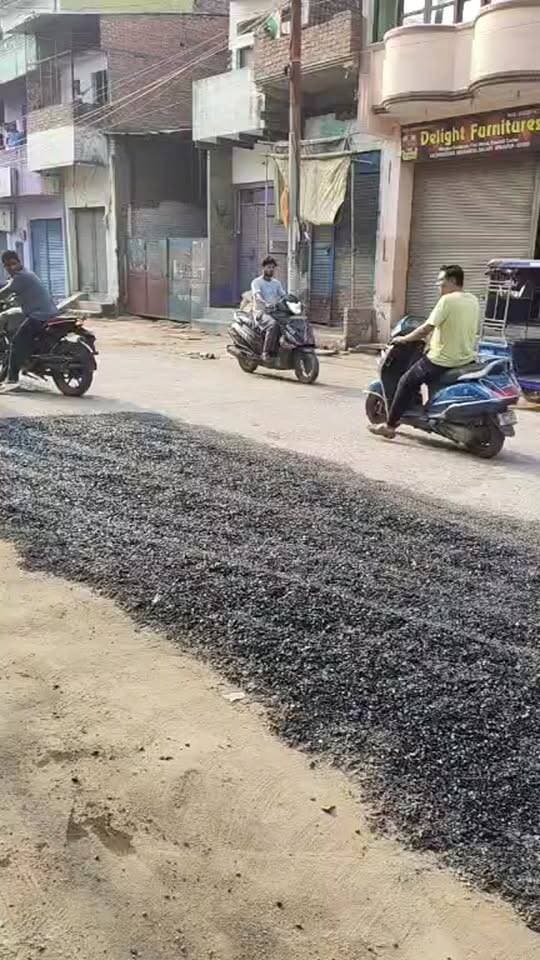 मिर्जापुर नगर के लाल डिग्गी पर सड़क बनाते समय धस गई रोलर मशीन,,,,,,,,,