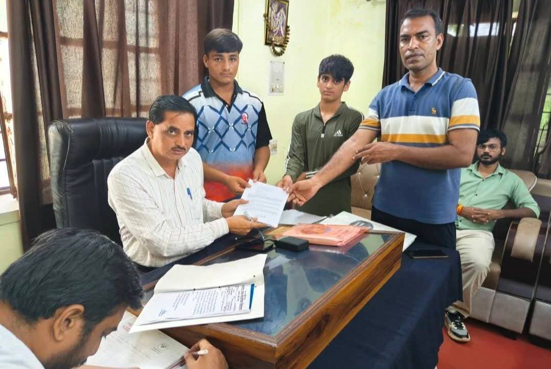 भरतपुर में स्कूली बॉक्सिंग प्रतियोगिता पर गंभीर सवाल
खिलाड़ियों से ₹4,500 लिए, खर्च बताए ₹2,590; ₹1,910 अतिरिक्त वसूली का आरोप
Bharatpur News जिले की 17 एवं 19 वर्ष आयु वर्ग की जिला स्तरीय बॉक्सिंग प्रतियोगिता को लेकर खिलाड़ियों और अभिभावकों ने जिला शिक्षा अधिकारी, जिला कलेक्टर व शिक्षा निदेशक को शिकायत दी है।
शिकायत में वित्तीय अनियमितता, खिलाड़ियों को मूलभूत सुविधाएं नहीं देने, शराब सेवन, गाली-गलौज और नाबालिग खिलाड़ियों से अनुचित व्यवहार जैसे गंभीर आरोप लगाए गए हैं।
शिकायत के अनुसार प्रत्येक खिलाड़ी से यात्रा एवं व्यवस्था के नाम पर ₹4,500 लिए गए। जबकि अनुमानित वास्तविक खर्च में आने-जाने का किराया ₹300, स्थानीय परिवहन ₹140, 7 दिन का भोजन ₹1,750 और किट ₹400 यानी कुल करीब ₹2,590 बताया गया है। इस आधार पर प्रति खिलाड़ी ₹1,910 अतिरिक्त वसूली का आरोप लगाया गया है।
शिकायतकर्ताओं का आरोप है कि खिलाड़ियों को पौष्टिक भोजन, स्वच्छ पेयजल और उचित आवास जैसी सुविधाएं भी नहीं मिलीं। प्रतियोगिता के दौरान कुछ प्रभारी द्वारा शराब पीकर गाली-गलौज करने और नाबालिग खिलाड़ियों के साथ अभद्र व्यवहार के आरोप भी लगाए गए हैं।
शिकायत में पूरे मामले की उच्चस्तरीय एवं निष्पक्ष जांच, जिम्मेदार लोगों पर कार्रवाई और वसूली गई अतिरिक्त राशि का पारदर्शी ऑडिट कराने की मांग की गई है।
अब देखना होगा कि शिक्षा विभाग इन गंभीर आरोपों की जांच में क्या कार्रवाई करता है।
