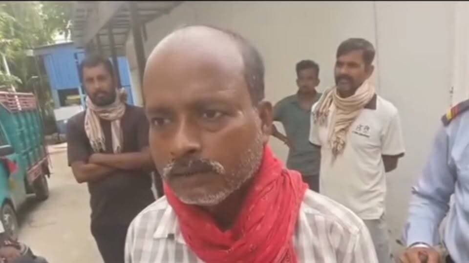 बेगूसराय में बूढ़ी गंडक नदी से युवक-महिला के शव बरामद, प्रेम प्रसंग में हत्या की आशंका
बेगूसराय के नावकोठी थाना क्षेत्र स्थित टेकनपुरा घाट पर बूढ़ी गंडक नदी से एक युवक और महिला के शव बरामद होने से इलाके में हड़कंप मच गया। शव मिलने की सूचना पर मौके पर लोगों की भीड़ जुट गई और पुलिस ने जांच शुरू कर दी।
प्रारंभिक तौर पर प्रेम प्रसंग के चलते हत्या की आशंका जताई जा रही है, हालांकि पुलिस ने इसकी पुष्टि नहीं की है। मृतकों की पहचान और पोस्टमार्टम रिपोर्ट के बाद ही मौत के कारणों का स्पष्ट पता चल सकेगा। #BreakingNews #bihar #Begusarai #CrimeNews R.J.D - राष्ट्रीय जनता दल Face of Bihar Begusarai Police Bihar Police बेगूसराय नगर निगम BIHAR FOB News News18 Bihar Murder Nova @
