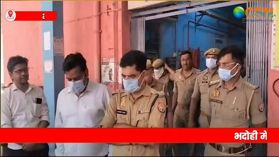 भदोही से सामने आई ये तस्वीरें और कहानी बेहद परेशान करने वाली है... एक 20 वर्षीय युवती गंभीर और बेहद कमजोर हालत में घर के अंदर मिली... आरोप है कि उसे महीनों तक घर में कैद रखा गया और खाने-पीने तक से वंचित किया गया... हालत इतनी खराब थी कि उसे इलाज के लिए जिला अस्पताल में भर्ती कराना पड़ा... अब इस पूरे मामले में पिता पर गंभीर आरोप लग रहे हैं और पुलिस जांच में जुटी है...मामला भदोही के ज्ञानपुर नगर का है, जहां एक 20 वर्षीय युवती को बेहद गंभीर हालत में महाराजा चेतसिंह जिला अस्पताल पहुंचाया गया।
आसपास के लोगों के मुताबिक, युवती पिछले कई महीनों से घर से बाहर नहीं दिखाई दे रही थी। सोमवार को जब पड़ोसियों को उसके घर के अंदर होने का पता चला, तो उन्होंने पुलिस को सूचना दी। डायल 112 की मदद से घर का दरवाजा खुलवाया गया और अंदर का मंजर देखकर लोग हैरान रह गए।
बताया जा रहा है कि युवती बेहद कमजोर हालत में जमीन पर पड़ी थी। पड़ोसियों का दावा है कि वह पानी और खाने की मांग कर रही थी। इसके बाद लोगों की मदद से उसे अस्पताल पहुंचाया गया। अस्पताल ले जाते वक्त उसने काफी पानी पिया।
जिला अस्पताल के इमरजेंसी मेडिकल ऑफिसर डॉ. धीरेंद्र के मुताबिक, युवती की हालत बेहद गंभीर थी। जांच में उसका हीमोग्लोबिन करीब 6 ग्राम और प्लेटलेट करीब 59 हजार पाए गए। शरीर में हाई इंफेक्शन के साथ पेट में पानी भी मिला है। डॉक्टरों के मुताबिक, उसका इलाज किया जा रहा है और उसे खून भी चढ़ाया गया।
डॉक्टर ने यह भी बताया कि युवती ने करीब डेढ़ महीने से खाना नहीं मिलने की बात कही है। डॉक्टर के मुताबिक, उसकी फैट लेयर और मांसपेशियां काफी कम हो चुकी हैं, जिससे लंबे समय तक पोषण नहीं मिलने की आशंका जाहिर की गई है।
वहीं, पड़ोसियों ने युवती को कई महीनों से घर में बंद रखने और उसके साथ मारपीट किए जाने के आरोप लगाए हैं। उसके हाथ-पैर पर बांधने जैसे निशान होने का दावा भी किया गया है। हालांकि इन आरोपों की पुलिस जांच के बाद ही पूरी तस्वीर साफ होगी।
मामले में युवती के 15 वर्षीय भाई का एक वीडियो भी सामने आया है। वीडियो में वह अपने पिता पर बहन के साथ गलत व्यवहार करने और उसे घर में रखने का आरोप लगाता दिखाई दे रहा है। भाई के मुताबिक, उसे भी इस बारे में किसी को बताने से मना किया गया था।
दूसरी ओर, युवती के पिता ने इन आरोपों से इनकार किया है। उनका कहना है कि बेटी को बुखार और लूज मोशन की समस्या थी, शरीर पर फोड़े-फुंसी भी थीं और इसी वजह से उसकी हालत बिगड़ी। पिता का दावा है कि घर में जो खाना बनता था, वह बेटी को दिया जाता था और उसके साथ मारपीट नहीं की जाती थी।
मामले की जानकारी मिलने के बाद एसडीएम ज्ञानपुर अरुण दीक्षित और सीओ चमन चावड़ा जिला अस्पताल पहुंचे। अधिकारियों ने युवती और उसके पिता से बातचीत की और घर का भी निरीक्षण किया।
एसडीएम ने युवती की हालत को बीमारी और इलाज नहीं मिलने से जुड़ा बताया है, साथ ही मामले को लेकर भ्रामक जानकारी फैलाने वालों के खिलाफ कार्रवाई की चेतावनी दी है।
फिलहाल युवती का अस्पताल में इलाज जारी है। पिता पर लगाए गए गंभीर आरोपों की जांच की जा रही है। पुलिस और प्रशासन की जांच के बाद ही यह स्पष्ट होगा कि युवती के साथ वास्तव में क्या हुआ और उसकी इस हालत के लिए कौन जिम्मेदार है।
#Bhadohi #BhadohiNews #Gyanpur #UPNews #UttarPradesh #BreakingNews #HindiNews #CrimeNews #ViralNews #UPPolice #BhadohiPolice #Humanity #JusticeForDaughter #WomenSafety #ChildProtection #PoliceInvestigation #HospitalNews #GroundReport #CitySpecialNews #LatestNews #NewsUpdate #भदोही #भदोही_न्यूज #ज्ञानपुर #यूपी_न्यूज #बेटी_को_न्याय #महिला_सुरक्षा #पुलिस_जांच #ब्रेकिंग_न्यूज