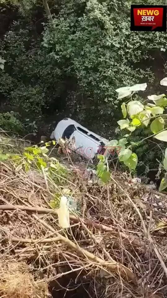 हमीरपुर के साथ लगते बडू में एक गाड़ी नीचे नाले में गिरी पंजाब नंबर की बताई जा रही है गाड़ी किसी के हताहत होने की सूचना नहीं