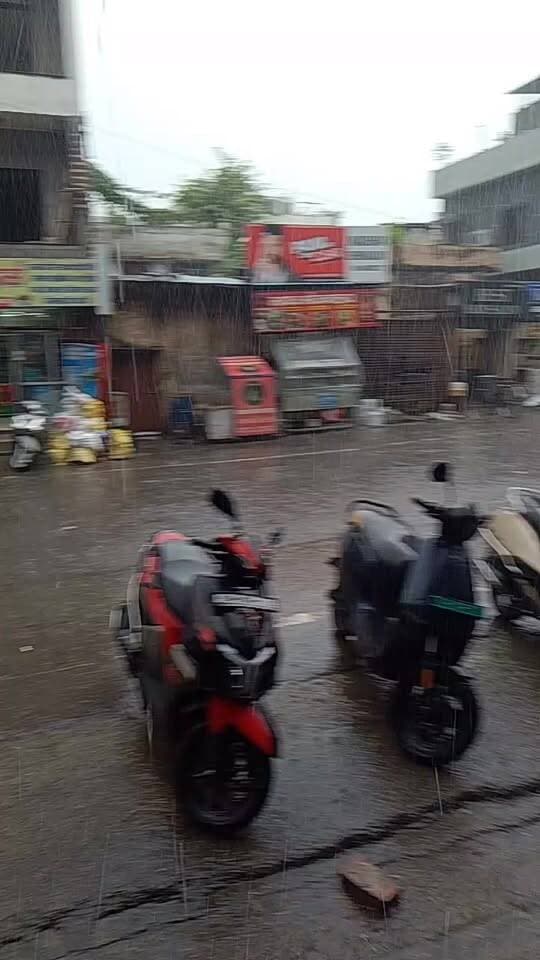 हरिद्वार में तेज बारिश के साथ हो रही ओलावृष्टि, इस बारिश में भीगने से बचें : देखें वीडियो