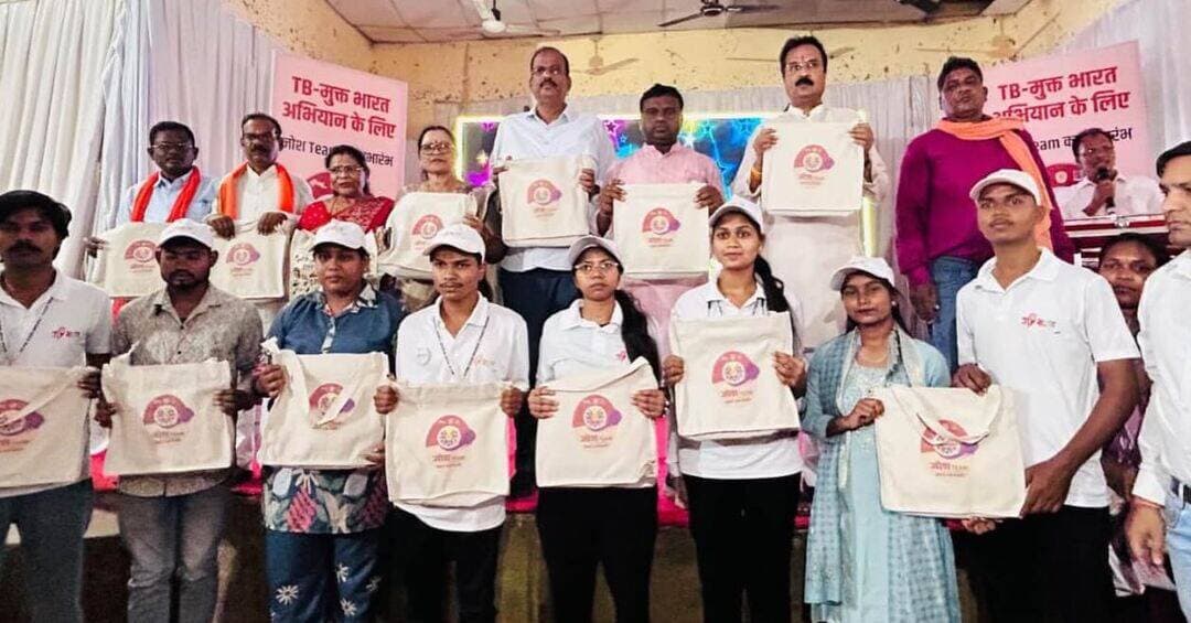 टीबी मुक्त कांकेर की ओर एक और मजबूत कदम!
जोश टीम का शुभारंभ, 179 टीबी मुक्त ग्राम पंचायतें सम्मानित।
राष्ट्रीय टीबी उन्मूलन कार्यक्रम के तहत कांकेर जिले में जनभागीदारी को मजबूत करने के उद्देश्य से संयुक्त स्वास्थ्य दल ‘जोश टीम’ का शुभारंभ किया गया। कार्यक्रम में विधायक श्री आशाराम नेताम की उपस्थिति में टीबी उन्मूलन की दिशा में उत्कृष्ट कार्य करने वाली जिले की 179 टीबी मुक्त ग्राम पंचायतों को प्रशस्ति पत्र एवं राष्ट्रपिता महात्मा गांधी की प्रतिमा भेंटकर सम्मानित किया गया।
युवा शक्ति बनेगी टीबी उन्मूलन की ताकत
जोश टीम के माध्यम से युवाओं, एनसीसी कैडेट्स, मेरा भारत स्वयंसेवकों, जनप्रतिनिधियों एवं आम नागरिकों को अभियान से जोड़ा जाएगा। टीम गांव-गांव पहुंचकर टीबी के लक्षणों के प्रति जागरूकता फैलाएगी, संभावित मरीजों को समय पर जांच एवं उपचार के लिए प्रेरित करेगी तथा उपचाररत मरीजों का मनोबल बढ़ाएगी।
जिले की 454 ग्राम पंचायतों में से 179 पंचायतों का टीबी मुक्त होना सामूहिक प्रयासों की महत्वपूर्ण उपलब्धि है। अब जनभागीदारी और सामुदायिक सहयोग से शेष ग्राम पंचायतों को भी टीबी मुक्त बनाने की दिशा में अभियान को गति दी जाएगी।
आइए, मिलकर संकल्प लें—टीबी के प्रति जागरूकता फैलाएं, भ्रांतियां मिटाएं और जनभागीदारी से बनाएं ‘टीबी मुक्त कांकेर’।