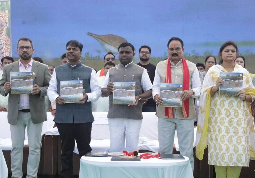 वन्यप्राणी हमारी धरोहर और पहचान, इनके संरक्षण की जिम्मेदारी हम सभी की – वन मंत्री श्री केदार कश्यप
वन्यप्राणी संरक्षण सप्ताह के राज्य स्तरीय कार्यक्रम में कांकेर वनमंडल को मिली तीन महत्वपूर्ण सौगातें।
📍 लाख विस्तार एवं प्रशिक्षण केंद्र, माकड़ी, कांकेर में आयोजित राज्य स्तरीय वन्यप्राणी संरक्षण सप्ताह कार्यक्रम में वन एवं जलवायु परिवर्तन मंत्री श्री केदार कश्यप ने वन्यप्राणियों के संरक्षण एवं मानव-वन्यप्राणी संघर्ष की रोकथाम के लिए महत्वपूर्ण घोषणाएं कीं।
🌳 कांकेर वनमंडल के लिए प्रमुख घोषणाएं
✅ हिंसक वन्यप्राणियों की सटीक लोकेशन ट्रेसिंग के लिए रेडियो कॉलरिंग हेतु ₹40 लाख की स्वीकृति।
✅ एआई कैमरों से 24 घंटे निगरानी एवं ग्रामीणों को मोबाइल अलर्ट देने के लिए एप निर्माण हेतु ₹20 लाख की स्वीकृति।
✅ वन्यप्राणियों के त्वरित एवं सुरक्षित रेस्क्यू के लिए आधुनिक उपकरणों सहित नए रेस्क्यू वाहन की सुविधा।
🐻 भालू-मानव संघर्ष रोकने पर विशेष जोर
वन मंत्री श्री कश्यप ने बताया कि कांकेर में भालुओं की निगरानी एवं सुरक्षा के लिए 140 कैमरों से युक्त एआई अलर्ट सिस्टम विकसित किया गया है। आगामी एक वर्ष में भालू-मानव संघर्ष की समस्या को काफी हद तक कम करने के प्रयास किए जाएंगे। इसके लिए भालुओं को उनके प्राकृतिक रहवास में संरक्षित करने और वहीं पर्याप्त प्राकृतिक भोजन उपलब्ध कराने पर जोर दिया जाएगा।
उन्होंने नागरिकों से अपील की कि खाद्य पदार्थों के अपशिष्ट को घरों के बाहर खुले में न फेंकें, क्योंकि इससे भालू आकर्षित होते हैं और मानव-वन्यप्राणी संघर्ष की आशंका बढ़ जाती है।
वन्यप्राणी संरक्षण, प्रकृति के साथ सह-अस्तित्व और जनभागीदारी का संदेश देते हुए वन मंत्री ने कहा कि वन और वन्यप्राणी हमारी अमूल्य धरोहर हैं। इनका संरक्षण हम सभी की सामूहिक जिम्मेदारी है। कार्यक्रम में विधायक श्री आशाराम नेताम, जिला पंचायत अध्यक्ष श्रीमती किरण नरेटी, कलेक्टर श्री कुन्दन कुमार सहित जनप्रतिनिधिगण एवं वन विभाग के अधिकारी-कर्मचारी उपस्थित रहे।
आइए, वन एवं वन्यप्राणियों के संरक्षण का संकल्प लें और प्रकृति के साथ संतुलित सह-अस्तित्व की दिशा में अपनी जिम्मेदारी निभाएं। 🌿
#वन्यप्राणी_संरक्षण #WildlifeConservation #Kanker #Chhattisgarh #ForestConservation HumanWildlifeConflict