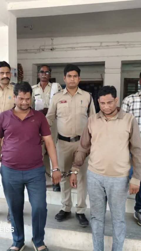फर्जी हाजिरी से 33.94 लाख का खेल, पुणे की कंपनी को चपत लगाने वाले सगे भाई गिरफ्तार सतना। अल्ट्राटेक सीमेंट फैक्ट्री मैहर में ठेके पर काम कर रही पुणे की आयोकी फैब्रिकॉन प्राइवेट लिमिटेड में एडमिन की जिम्मेदारी संभाल रहे सगे भाइयों जैनेन्द्र पातरे (36) और संदीप पातरे (32) पर काम छोड़ चुके 17 मजदूरों की फर्जी हाजिरी दर्ज कर कंपनी के 33 लाख 94 हजार 87 रुपए हड़पने का आरोप है। पुलिस के मुताबिक दोनों ने मजदूरों के वेतन-भत्तों की राशि चरणबद्ध तरीके से अपने 15 रिश्तेदारों व परिचितों के खातों में ट्रांसफर कराई। कंपनी की आंतरिक जांच में गड़बड़ी सामने आने के बाद असिस्टेंट मैनेजर एडमिन अखिलेश कुमार मिश्रा की शिकायत पर मैहर कोतवाली में बीएनएस की धाराओं में प्रकरण दर्ज किया गया। पुलिस टीम ने बालाघाट में कई दिनों की तलाश के बाद दोनों भाइयों को अलग-अलग स्थानों से गिरफ्तार किया और गुरुवार को न्यायालय में पेश किया, जहां से उन्हें जेल भेज दिया गया। #मैहर #सतना #कंपनीठ