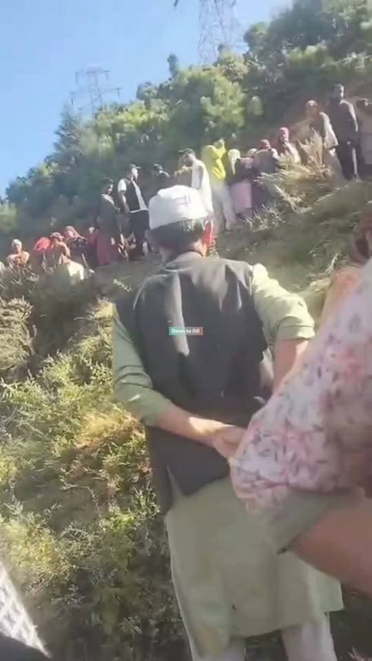 Breaking news शिमला: रामपुर के कराली में HRTC बस पलटी, कई यात्रियों के घायल होने की सूचना राहत-बचाव कार्य जारी