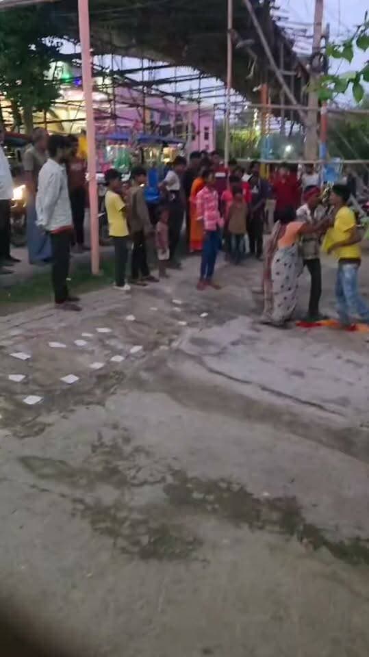 बाढ़ के मसूद बीघा में 'हाई-वोल्टेज ड्रामा': दुर्गा स्थान के पास दो युवकों में चले लात-घूंसे, बीच सड़क पर हुआ दंगल!