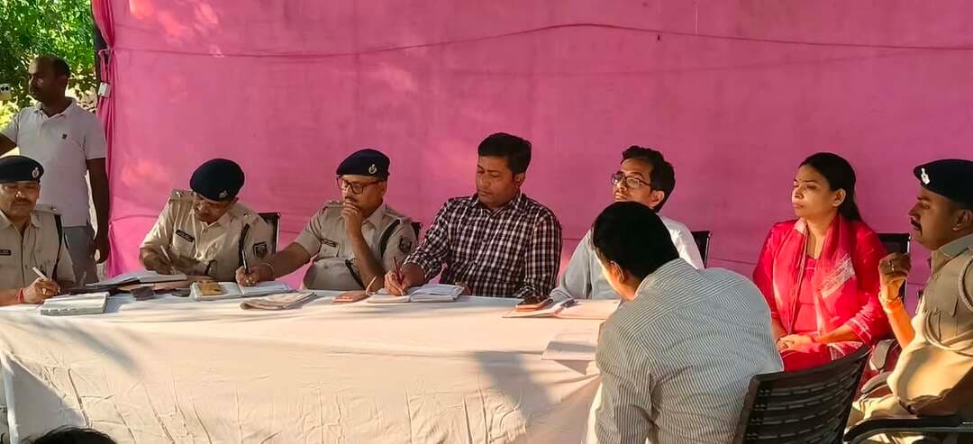 दशहरा पर्व,2026 के शांतिपूर्ण एवं सौहार्दपूर्ण आयोजन को लेकर पकरीबरावां थाना परिसर में शांति समिति की बैठक आयोजित।
आज दिनांक 08 अक्टूबर 2026 को अनुमंडल पदाधिकारी, नवादा सदर,श्री अमित अनुराग की अध्यक्षता में पकरीबरावां थाना परिसर में आगामी दशहरा पर्व, 2026 के अवसर पर विधि-व्यवस्था एवं पर्व की तैयारियों के संबंध में शांति समिति की बैठक आयोजित की गई।
बैठक के दौरान दशहरा पर्व को शांतिपूर्ण, सौहार्दपूर्ण एवं आपसी भाईचारे के वातावरण में संपन्न कराने को लेकर विस्तृत विचार-विमर्श किया गया। प्रशासन एवं पुलिस पदाधिकारियों द्वारा शांति समिति के सदस्यों से पर्व के दौरान आपसी सद्भाव एवं सामाजिक सौहार्द बनाए रखने तथा अफवाहों पर ध्यान नहीं देने की अपील की गई। साथ ही, किसी भी प्रकार की आपत्तिजनक अथवा भ्रामक सूचना के प्रसार से बचने एवं ऐसी सूचना प्राप्त होने पर तत्काल स्थानीय प्रशासन एवं पुलिस को सूचित करने का अनुरोध किया गया।
पूजा समितियों एवं संबंधित पदाधिकारियों को निर्धारित नियमों एवं प्रशासनिक निर्देशों का अक्षरशः अनुपालन सुनिश्चित करने, जुलूस एवं प्रतिमा विसर्जन के दौरान विधि-व्यवस्था बनाए रखने तथा निर्धारित मार्ग एवं समय-सारणी का पालन करने के संबंध में आवश्यक दिशा-निर्देश दिए गए। किसी भी आकस्मिक परिस्थिति की सूचना तत्काल स्थानीय प्रशासन एवं पुलिस को देने का निर्देश भी दिया गया।
पर्व को शांतिपूर्ण, सुरक्षित एवं सौहार्दपूर्ण वातावरण में संपन्न कराने के लिए प्रशासन एवं पुलिस द्वारा समुचित व्यवस्था सुनिश्चित की जा रही है।
बैठक में उपस्थित शांति समिति के सदस्यों एवं गणमान्य नागरिकों ने भी पर्व के दौरान प्रशासन को पूर्ण सहयोग प्रदान करने तथा क्षेत्र में सामाजिक सौहार्द एवं आपसी भाईचारा बनाए रखने का आश्वासन दिया।
बैठक में अनुमण्डल पुलिस पदाधिकारी,पकरीबरावां,अंचल निरीक्षक, पकरीबरावां, प्रखंड विकास पदाधिकारी, पकरीबरावां, अंचल अधिकारी, पकरीबरावां, थानाध्यक्ष, पकरीबरावां सहित शांति समिति के सदस्य एवं क्षेत्र के गणमान्य नागरिक उपस्थित थे।
नवादा से राकेश कुमार चन्दन की रिपोर्ट !