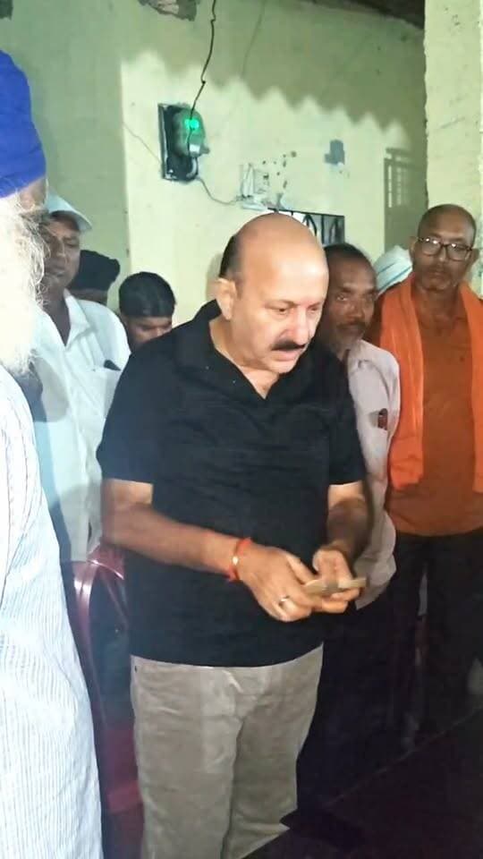 पिता की मौत के बाद बेटियों के लिए मसीहा बने विधायक रोमी साहनी, उठाया पढ़ाई का जिम्मा
लखीमपुर खीरी। कोई यूं ही गरीबों का मसीहा नहीं बन जाता, बल्कि दूसरों के दर्द को अपना समझने का जज्बा उसे खास बनाता है। पलिया विधायक रोमी साहनी ने एक बार फिर इंसानियत की मिसाल पेश करते हुए बेसहारा बेटियों की मदद के लिए हाथ बढ़ाया है।
पलिया तहसील के ग्राम कृष्णानगर निवासी चरनजीत सिंह की राजस्थान में सड़क हादसे में मौत के बाद परिवार पर दुखों का पहाड़ टूट पड़ा। पिता का साया उठने से बेटियों हरप्रीत कौर और मनप्रीत कौर के भविष्य की चिंता सताने लगी। ऐसे कठिन समय में विधायक रोमी साहनी परिवार के सहारे बने।
विधायक रोमी सहानी ने आज शुक्रवार को सुबह करीब 10:00 बजे कहा कि दोनों बेटियों की पढ़ाई, फीस, ड्रेस और स्कूल आने-जाने का किराया उठाने की जिम्मेदारी ली। साथ ही मृतक की पत्नी जसप्रीत कौर को 25 हजार रुपये की आर्थिक सहायता दी। उन्होंने परिवार को हरसंभव मदद का भरोसा भी दिलाया।
विधायक के इस संवेदनशील कदम से दुखी परिवार को संबल मिला और बेटियों के भविष्य के प्रति नई उम्मीद जगी।
#highlightseveryone #paliakalankheri #नीमगाँव #LakhimpurKheri #followers #viralvideochallenge