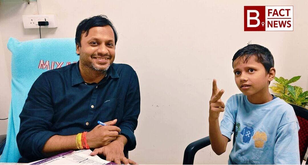 13 वर्षीय विकास को मिला नया जीवन: सिर की गंभीर चोट और बेहोशी के बाद समय पर सही इलाज
अचानक आई बेहोशी और सिर की भयंकर चोट... किसी भी परिवार के लिए यह एक बड़ा झटका हो सकती है। ऐसा ही कुछ हुआ बहराइच के पिपरिया गांव के रहने वाले 13 वर्षीय विकास के साथ। स्थिति की गंभीरता को देखते हुए परिजन विकास को तुरंत माँ पीताम्बरा ब्रेन एंड स्पाइन सेंटर लेकर पहुँचे, जहाँ विशेषज्ञ न्यूरोसर्जन डॉ. शिवम ए. मदेशिया ने त्वरित जाँच कर विकास का सही और सटीक उपचार शुरू किया।
समय पर मिली सही विशेषज्ञ सलाह और सटीक इलाज से विकास अब पूरी तरह सुरक्षित हैं। यह मामला साबित करता है कि न्यूरोलॉजी से जुड़ी समस्याओं में समय पर लिया गया फैसला कितना महत्वपूर्ण होता है।
याद रखें, बेहोशी को कभी भी सामान्य समझकर नज़रअंदाज़ न करें। यदि आपके या आपके किसी अपने में अचानक बेहोशी, चक्कर आना, सिर में भयंकर दर्द, या दौरे पड़ने जैसे लक्षण दिखाई दें, तो बिना देर किए तुरंत विशेषज्ञ चिकित्सक से संपर्क करें।
आपके मस्तिष्क और रीढ़ की हड्डी की सुरक्षा के लिए समर्पित— माँ पीताम्बरा ब्रेन एंड स्पाइन सेंटर। ब्रेन एवं स्पाइन से संबंधित हर गंभीर समस्या का आधुनिक एवं विशेषज्ञ उपचार उपलब्ध ।
Shivam Madeshiya