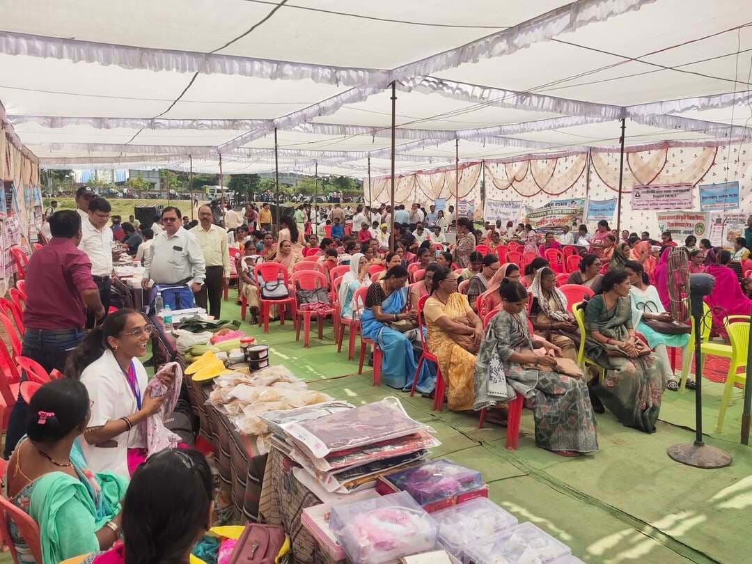 #बालाघाट
मुख्यमंत्री जनविश्वास अभियान के तहत जन सेवा के विस्तार के लिए प्रति शुक्रवार आयोजित होने वाले जन संवाद कार्यक्रम का आयोजन आज 09 अक्टूबर 2026 को जनपद पंचायत लालबर्रा के पी.एम. श्री शासकीय हाईस्कूल बकोड़ा में किया गया। इस जन संवाद कार्यक्रम में बड़ी संख्या में ग्रामीणजन, जनप्रतिनिधि और विभिन्न विभागों के अधिकारी-कर्मचारी उपस्थित रहे।
#मुख्यमंत्री_जनविश्वास_अभियान
#CMMadhyaPradesh
#JansamparkMP
#gaddeptmp
