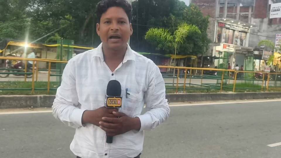 मऊ में बिजली विभाग के लापरवाही से ग्रामीण समेत नगर वासियों के लिए बनी मुसीबत, घरों के ऊपर से गुजर रहे हाई टेंशन तार बन रहे दुर्घटना के कारण
