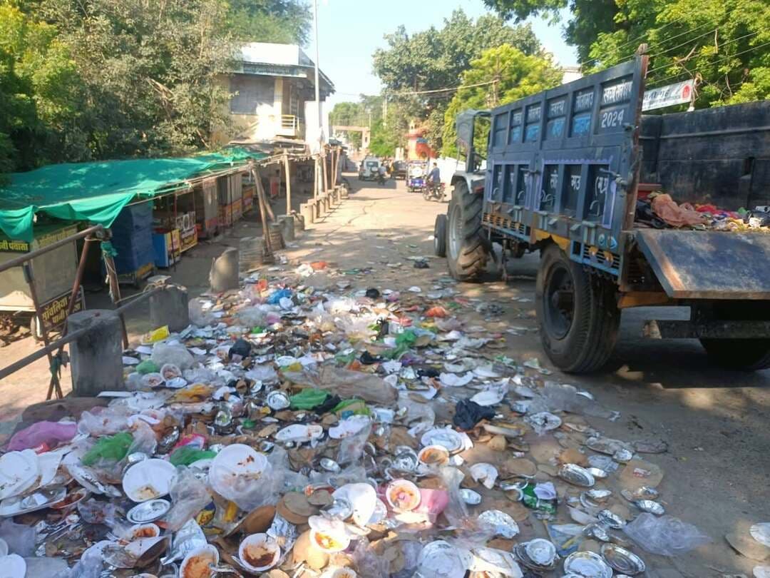 सीतामऊ में सफाई कर्मी वापस काम पर लौटे, त्यौहार से पहले नगर की सफाई व्यवस्था पटरी पर लौटने की उम्मीद...
सीतामऊ। चार दिन से जारी सफाई कर्मियों की हड़ताल समाप्त होने के बाद कर्मचारी काम पर लौट आए हैं। नगर में जगह-जगह जमा कचरे की सफाई शुरू हो गई है। शुक्रवार को नगर परिषद अध्यक्ष मनोज शुक्ला ने फूड जोन के समीप अस्पताल रोड पहुंचकर सफाई व्यवस्था का निरीक्षण किया। उन्होंने स्वयं मौके पर पहुंचकर व्यवस्था की जानकारी ली। सफाई कर्मियों की मांगों को शासन स्तर पर भेज दिया गया है। आगामी त्योहारों को देखते हुए नगर की सफाई व्यवस्था सुधारने के लिए अध्यक्ष की सक्रियता सराहनीय रही। इस दौरान उपाध्यक्ष सुमित रावत, सभापति विवेक सोनगरा विजय गिरोठिया, मुकेश चोरड़िया सहित पार्षदगण एवं सीएमओ जीवनराय माथुर मौजूद रहे।