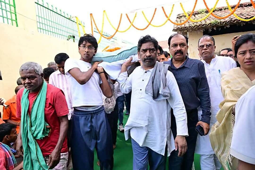 मां को अंतिम विदाई देते भावुक हुए हेमंत सोरेन, नेमरा में गमगीन माहौल में हुआ अंतिम संस्कार
रामगढ़ जिले के नेमरा गांव में मुख्यमंत्री हेमंत सोरेन की मां रूपी सोरेन का अंतिम संस्कार किया गया। मुख्यमंत्री ने अपनी मां को मुखाग्नि दी। इस भावुक पल में परिजनों और मौजूद लोगों की आंखें नम हो गईं। रूपी सोरेन के निधन से सोरेन परिवार सहित पूरे गांव में शोक का माहौल है।
#apnagiridihnews #HemantSoren #JharkhandNews #maa #RupiSoren