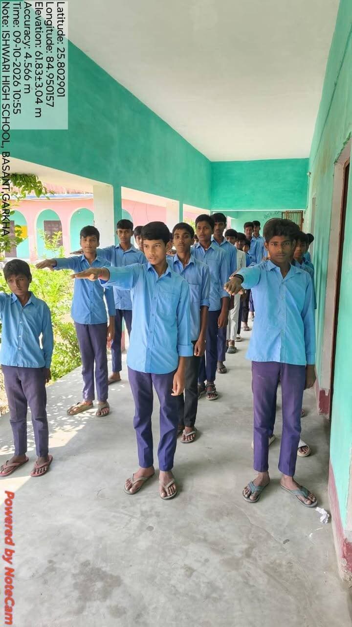 सेवा संकल्प अभियान के तहत जिले के सभी विद्यालयों में नशा मुक्ति की शपथ, स्वस्थ एवं नशामुक्त समाज निर्माण का संकल्प
सारण जिले में सेवा संकल्प अभियान के तहत आज दिनांक 09 अक्टूबर 2026 को नशा मुक्त भारत अभियान के अंतर्गत जिले के सभी विद्यालयों में शिक्षकों एवं छात्र-छात्राओं द्वारा नशा मुक्ति की शपथ ली गई। इस दौरान विद्यार्थियों एवं शिक्षकों ने स्वयं नशे से दूर रहने तथा अपने परिवार, मित्रों और समाज के लोगों को भी नशे के दुष्प्रभावों के प्रति जागरूक करने का संकल्प लिया।
इस पहल का मुख्य उद्देश्य युवाओं एवं विद्यार्थियों को तंबाकू, शराब तथा अन्य मादक पदार्थों के सेवन से होने वाले शारीरिक, मानसिक एवं सामाजिक दुष्प्रभावों के प्रति जागरूक करना तथा उनमें स्वस्थ जीवनशैली की आदतों को प्रोत्साहित करना है।
इस अभियान में विद्यालयों की सक्रिय सहभागिता के माध्यम से विद्यार्थियों में जिम्मेदारी, आत्मानुशासन एवं सामाजिक चेतना की भावना विकसित करने पर बल दिया गया। शिक्षक-शिक्षिकाओं ने भी बच्चों को नशे से दूर रहने, सकारात्मक गतिविधियों को अपनाने तथा अपने आसपास के लोगों को जागरूक करने के लिए प्रेरित किया।
विद्यालय स्तर पर इस प्रकार की सामूहिक शपथ एवं जागरूकता गतिविधियों से विद्यार्थियों में नशामुक्त जीवन के प्रति प्रतिबद्धता मजबूत होती है। साथ ही, विद्यार्थी अपने परिवार एवं समुदाय में जागरूकता के वाहक बनकर नशामुक्त समाज के निर्माण में महत्वपूर्ण भूमिका निभा सकते हैं।
सेवा संकल्प अभियान के माध्यम से नशामुक्त भारत के लक्ष्य को जनभागीदारी से साकार करने तथा स्वस्थ, जागरूक एवं जिम्मेदार युवा पीढ़ी के निर्माण का संदेश दिया गया।