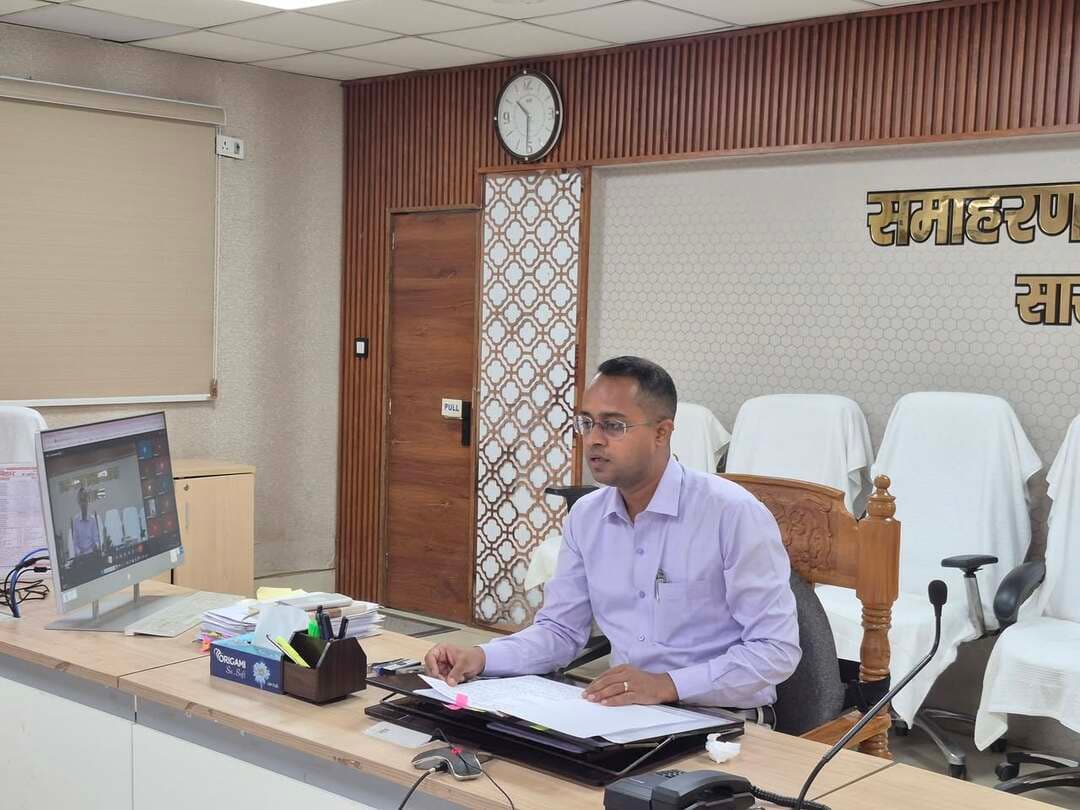 हरिहर क्षेत्र सोनपुर मेला की तैयारियों को लेकर जिला पदाधिकारी की अध्यक्षता में समीक्षा बैठक, सभी कार्य ससमय पूर्ण करने के निर्देश
==================
दिनांक :- 09 अक्टूबर 2026
==================
हरिहर क्षेत्र सोनपुर मेला के सफल, सुव्यवस्थित एवं आकर्षक आयोजन को लेकर आज जिला पदाधिकारी, सारण श्री वैभव श्रीवास्तव की अध्यक्षता में प्रत्यक्ष एवं हाइब्रिड मोड में बैठक आयोजित की गई। बैठक में विभिन्न कोषांगों एवं संबंधित पदाधिकारियों द्वारा की जा रही तैयारियों की समीक्षा की गई तथा आवश्यक दिशा-निर्देश दिए गए।
बैठक में दिए गए प्रमुख निर्देश निम्नवत हैं—
1. लिटरेरी फेस्टिवल एवं बुक फेयर: लिटरेरी फेस्टिवल के आयोजन के लिए गत वर्षों की तरह पूर्व समन्वय स्थापित कर आवश्यक तैयारियां समय से पूरी करने का निर्देश दिया गया। बुक फेयर की योजना, प्रकाशकों की सहभागिता एवं आयोजन की समय-सारणी भी पहले से निर्धारित करने को कहा गया।
2. बिल्डिंग एवं टेंडर संबंधी कार्य: मेला क्षेत्र में बिल्डिंग द्वारा किए जाने वाले कार्यों की पूर्व योजना तैयार कर नियमानुसार टेंडर प्रक्रिया पूरी करने का निर्देश दिया गया। कार्यों की गुणवत्ता एवं वास्तविक स्थिति के सत्यापन के लिए जिला स्तर पर एक सत्यापन समिति गठित की जाएगी, जिसकी अध्यक्षता उप विकास आयुक्त करेंगे। समिति में प्रशासनिक एवं तकनीकी पदाधिकारी शामिल रहेंगे, जो मेला अवधि में किए गए कार्यों की जांच कर प्रतिवेदन देंगे।
3. साफ-सफाई की समुचित व्यवस्था: मेला क्षेत्र में सेक्टरवार साफ-सफाई सुनिश्चित करने के लिए सैनिटेशन सुपरवाइजर की प्रतिनियुक्ति करने तथा आवश्यक सफाई कर्मियों की संख्या का आकलन करने का निर्देश दिया गया। साफ-सफाई की आवृत्ति एवं कार्यों की समय-सारणी टेंडर में ही स्पष्ट रूप से निर्धारित करने को कहा गया। इसके लिए छपरा नगर निगम के आयुक्त की अध्यक्षता में कोषांग गठित करने तथा अन्य नगर निकायों के पदाधिकारियों एवं कर्मियों को भी इसमें शामिल करने का निर्देश दिया गया।
4. शौचालय एवं पेयजल व्यवस्था: मेला में पर्याप्त संख्या में शौचालय एवं स्वच्छ पेयजल की उपलब्धता सुनिश्चित करने का निर्देश दिया गया। इसके लिए संबंधित कार्यपालक अभियंता को आवश्यक टेंडर प्रक्रिया पूर्व से पूरी करने तथा शौचालयों की नियमित साफ-सफाई एवं रखरखाव की आवृत्ति निर्धारित करने को कहा गया।
5. पुलिस बल के लिए आवासन: मेला के दौरान प्रतिनियुक्त होने वाले पुलिस बल के आवासन हेतु आवश्यक कैंप एवं अन्य व्यवस्थाएं पहले से सुनिश्चित करने का निर्देश दिया गया।
6. समयबद्ध कार्य निष्पादन: सभी संबंधित पदाधिकारियों एवं कार्य एजेंसियों को निर्देश दिया गया कि मेला प्रारंभ होने के कम-से-कम दो दिन पूर्व सभी निर्धारित कार्य पूर्ण कर लिए जाएं। इसके लिए टेंडर एवं वर्क ऑर्डर में समय-सीमा का स्पष्ट उल्लेख सुनिश्चित करने को कहा गया।
7. सांस्कृतिक कार्यक्रम एवं कलाकारों का चयन: मेला में सांस्कृतिक कार्यक्रमों के आयोजन के लिए उच्च स्तरीय कलाकारों की टीम का चयन करने तथा पर्यटन विभाग एवं कला-संस्कृति विभागों के साथ समन्वय स्थापित कर कार्यक्रमों की रूपरेखा तैयार करने का निर्देश दिया गया। कलाकारों की सूची में विविधता रखते हुए लोकगीत, सूफी संगीत एवं भक्ति संगीत सहित विभिन्न विधाओं के कलाकारों को शामिल करने पर बल दिया गया।
8. सरकारी प्रदर्शनी एवं व्यावसायिक स्टॉल: मेला परिसर में विभिन्न विभागों की सरकारी प्रदर्शनियों एवं स्टॉल के साथ-साथ दुकानों के सुव्यवस्थित संचालन के लिए संबंधित पदाधिकारियों को पूर्व से समन्वय स्थापित कर आवश्यक व्यवस्थाएं सुनिश्चित करने का निर्देश दिया गया।
9. खाद्य सुरक्षा: मेला अवधि में खाद्य पदार्थों की गुणवत्ता एवं सुरक्षा सुनिश्चित करने के लिए स्वास्थ्य विभाग को खाद्य सुरक्षा निरीक्षक के साथ समन्वय स्थापित करने तथा आवश्यक पत्राचार एवं अन्य व्यवस्थाएं समय से पूरी करने का निर्देश दिया गया।
जिला पदाधिकारी ने सभी संबंधित पदाधिकारियों को निर्देश दिया कि हरिहर क्षेत्र सोनपुर मेला की तैयारियों में समयबद्धता, आपसी समन्वय, स्वच्छता एवं गुणवत्तापूर्ण व्यवस्था को सर्वोच्च प्राथमिकता दें, ताकि मेला में आने वाले श्रद्धालुओं, पर्यटकों एवं आम नागरिकों को बेहतर सुविधाएं उपलब्ध कराई जा सकें।