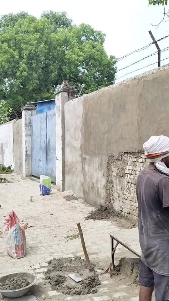 मिर्जापुर : बरियाघाट में ओबीटी प्राइवेट कंपनी की दीवार पर नगर पालिका के ठेकेदार द्वारा बिना टेंडर खुले कराया जा रहा है कार्य ,,,,,,