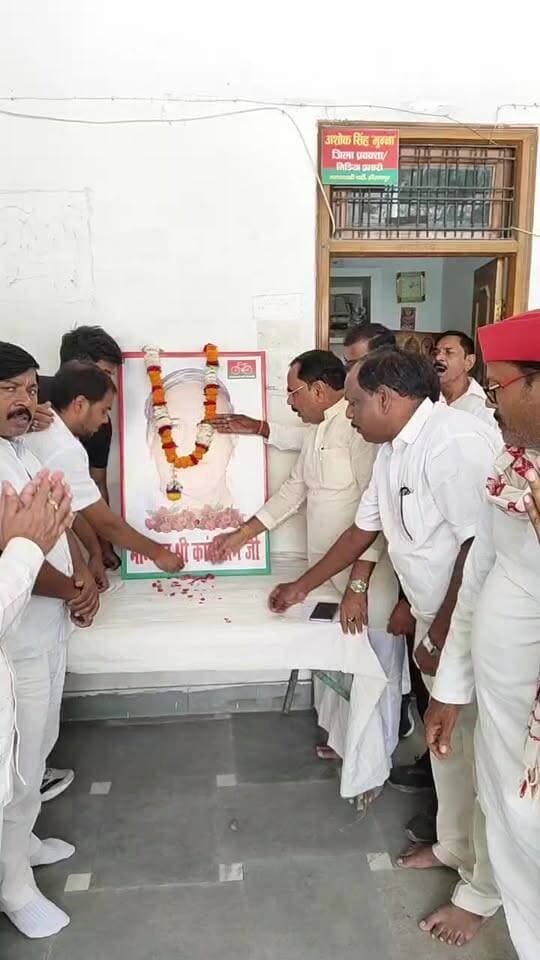 सपा लोहिया ट्रस्ट कार्यालय पर काशीराम की पुण्यतिथि मनाते सपा कार्यकर्ता,,,,,,