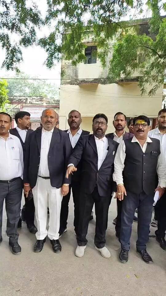 अपनी मांगो को लेकर जिलाधिकारी कार्यालय पर प्रदर्शन करते अधिवक्ता,,,,,,