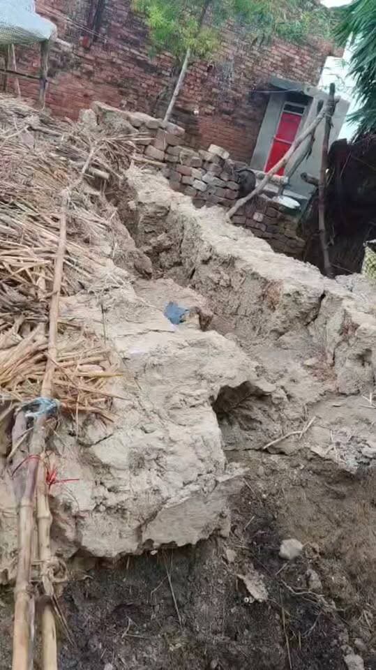 बारिश से मकान गिरा, बुजुर्ग मां के साथ खुले आसमान के नीचे रहने को मजबूर संजय सक्सेना
हरदोई। जनपद के टड़ियावां थाना क्षेत्र के परसपुर गांव निवासी संजय सक्सेना पर बारिश ने कहर बरपा दिया। लगातार चार-पांच दिनों तक हुई बारिश के दौरान उनका मकान गिर गया, जिससे उन्हें काफी नुकसान हुआ है। मकान गिरने के बाद परिवार के सामने रहने का संकट खड़ा हो गया है।
बताया गया कि संजय सक्सेना के पिता का पहले ही निधन हो चुका है। उनकी मां काफी बुजुर्ग हैं। मकान गिर जाने के बाद परिवार के पास रहने के लिए कोई सुरक्षित आवास नहीं बचा है। ऐसे में संजय और उनकी बुजुर्ग मां बेहद परेशानी का सामना कर रहे हैं।
संजय सक्सेना ने प्रशासन से मदद की गुहार लगाई है। उन्होंने मांग की है कि उनके नुकसान का आकलन कराकर आर्थिक सहायता उपलब्ध कराई जाए तथा परिवार को रहने के लिए आवास की व्यवस्था की जाए, ताकि वह अपनी बुजुर्ग मां के साथ सुरक्षित जीवन व्यतीत कर सकें।
अब देखना होगा कि प्रशासन इस जरूरतमंद परिवार की स्थिति को संज्ञान में लेकर कितनी जल्द राहत पहुंचाता है।