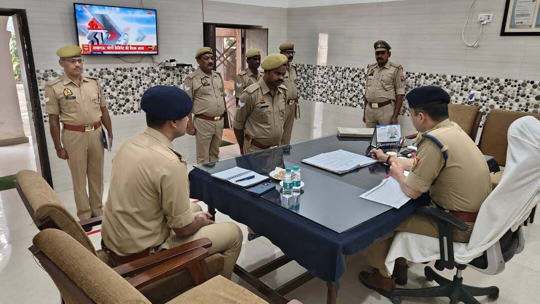 हरदोई पुलिस अधीक्षक ने रिजर्व पुलिस लाइन का किया निरीक्षण, दिए आवश्यक दिशा-निर्देश
हरदोई। पुलिस अधीक्षक ने शुक्रवार, 9 अक्टूबर 2026 को रिजर्व पुलिस लाइन हरदोई स्थित क्वार्टर गार्ड और अर्दली रूम सहित अन्य व्यवस्थाओं का निरीक्षण किया। इस दौरान उन्होंने संबंधित अधिकारियों और कर्मचारियों को आवश्यक दिशा-निर्देश दिए।
निरीक्षण के दौरान पुलिस अधीक्षक ने पुलिस लाइन की व्यवस्थाओं का जायजा लिया और संबंधित अधिकारियों को आवश्यक निर्देशों का पालन सुनिश्चित करने को कहा। इस मौके पर सहायक पुलिस अधीक्षक/क्षेत्राधिकारी संडीला भी मौजूद रहे।