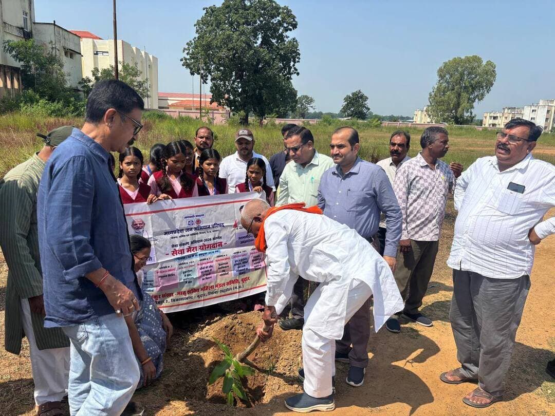 100 पौधों का हुआ रोपण, दिया गया प्रकृति को हरा भरा बनाने का संदेश
...
सेवा संकल्प अभियान के अंतर्गत विधायक ने किया पौधरोपण
....
सेवा संकल्प अभियान के अंतर्गत ‘सेवा मेरा योगदान’ विषय के तहत विधायक श्री जयसिंह मरावी ने आज शासकीय कन्या शिक्षा परिसर, कटकोना में पौधरोपण कर पर्यावरण संरक्षण, संवर्धन एवं प्रकृति को हरा भरा का संदेश दिया।
कार्यक्रम में विधायक श्री जयसिंह मरावी ने उपस्थित जनों एवं छात्राओं को स्वच्छता का संकल्प दिलाया। उन्होंने स्वच्छता को दैनिक जीवन का अभिन्न अंग बनाने, अपने आसपास के वातावरण को स्वच्छ रखने तथा पर्यावरण संरक्षण के लिए निरंतर प्रयास करने का संदेश दिया। परिसर में लगभग 100 पौधों का रोपण किया गया।
इस अवसर पर सहायक आयुक्त, जनजातीय कार्य विभाग श्री आनंद राय सिन्हा, जन अभियान परिषद के जिला समन्वयक श्री विवेक पांडेय सहित अन्य जनप्रतिनिधि, अधिकारी एवं शिक्षक, विद्यार्थियों ने भी पौधारोपण किया।
#SevaSankalpAbhiyan #सेवा_संकल्प_अभियान #शहडोल #shahdol