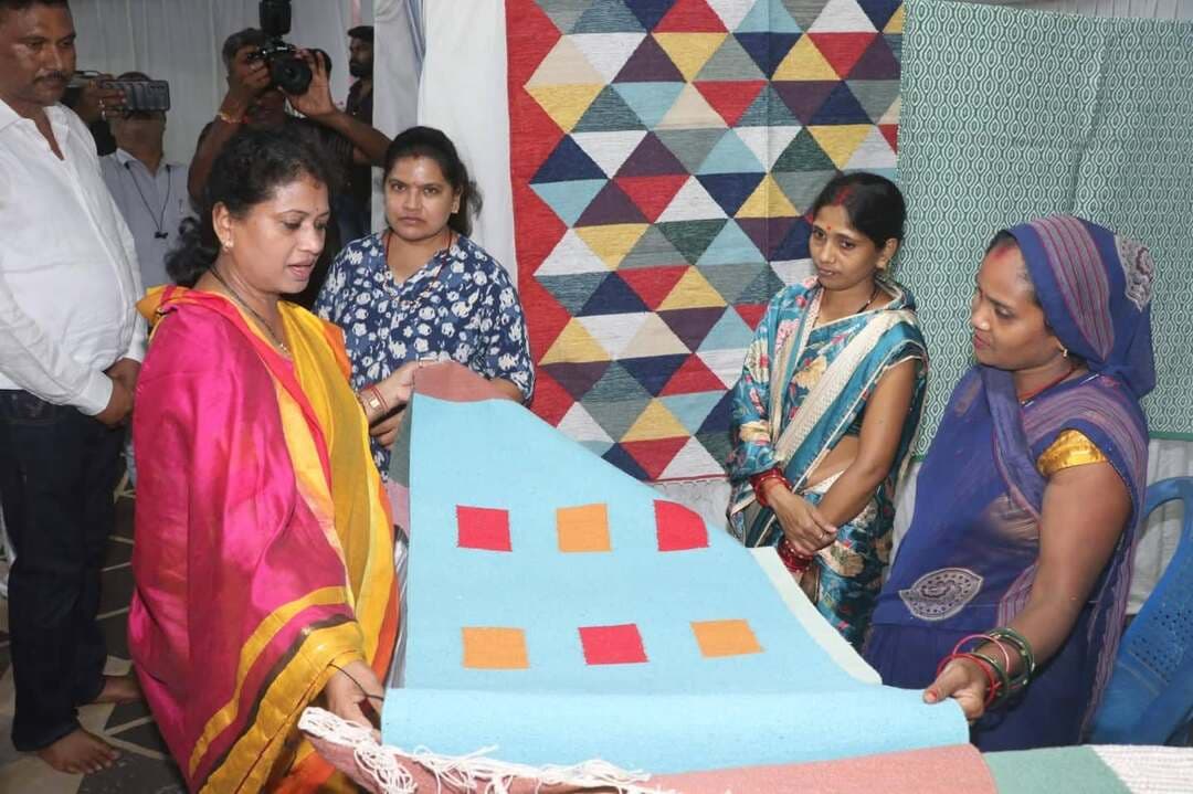 स्व सहायता समूह से जुड़कर महिलाएं हो रही सशक्त और आत्मनिर्भर – विधायक
...
चन्देरी, महेश्वरी साड़ी, तरुशिल्प शिल्प सहित विभिन्न उत्पाद उपलब्ध
....
विधायक ने देवी अहिल्याबाई बुनकर मेला का किया शुभारंभ
...
विधायक श्रीमती मनीषा सिंह ने जय स्तंभ चौक शहडोल में 14 अक्टूबर तक प्रारंभ हुआ देवी अहिल्याबाई बुनकर मेला का शुभारंभ भगवान गणेश जी की प्रतिमा पर माल्यार्पण एवं दीप प्रज्वलित कर किया।
बुनकर मेला के शुभारंभ अवसर पर संबोधित करते हुए विधायक श्रीमती मनीषा सिंह ने कहा कि मध्य प्रदेश शासन द्वारा संचालित स्व सहायता समूहों से जुड़कर महिलाएं अपना व्यवसाय प्रारंभ कर आत्मनिर्भर बन रही हैं तथा समाज में अपनी अलग पहचान बना रही हैं।
उन्होंने कहा कि मेले में आए बुनकर, कारीगर और स्व सहायता समूह की महिलाएं बड़ी मेहनत और लगन के साथ विभिन्न उत्पाद तैयार करती हैं।
इस तरह के मेला आयोजनों से बुनकरों एवं कारीगरों का मनोबल बढ़ता है तथा उनकी आर्थिक स्थिति भी मजबूत होती है।
विधायक ने मेले में लगाए गए स्टालों का भी निरीक्षण कर उत्पादों की जानकारी प्राप्त की।
इस अवसर पर जिला पंचायत अध्यक्ष श्रीमती प्रभा मिश्रा, संयुक्त आयुक्त विकास श्री मुद्रिका सिंह सहित आजीविका मिशन के अन्य अधिकारी एवं स्व सहायता समूह की महिलाएं उपस्थित रहीं।
ज्ञात हो कि आयुक्त, हाथकरघा एवं हस्तशिल्प, मध्य प्रदेश शासन एवं मध्य प्रदेश आजीविका मिशन के संयुक्त तत्वावधान में जय स्तंभ चौक शहडोल में देवी अहिल्याबाई बुनकर मेला 8 अक्टूबर से 14 अक्टूबर तक आयोजित किया जा रहा है।
मेले में रीवा, सीधी, शहडोल, उमरिया, उज्जैन सहित अन्य जिलों के स्व सहायता समूहों की महिलाओं द्वारा निर्मित उत्पादों के स्टॉल लगाए गए हैं।
आयोजित मेले में चन्देरी साड़ी एवं सूट्स, बटिक प्रिंट साड़ी एवं सूट्स, स्टोन ज्वेलरी, महेश्वरी साड़ी एवं सूट्स, ब्लॉक प्रिंट साड़ी, सूट्स एवं पर्दे, चमड़े के पर्स, बेल्ट, तरुशिल्प, कोसा साड़ी एवं ड्रेस मटेरियल, जरी-जरदोजी साड़ी एवं सूट्स तथा विभिन्न शिल्प सामग्री उपलब्ध है।
#शहडोल #shahdol