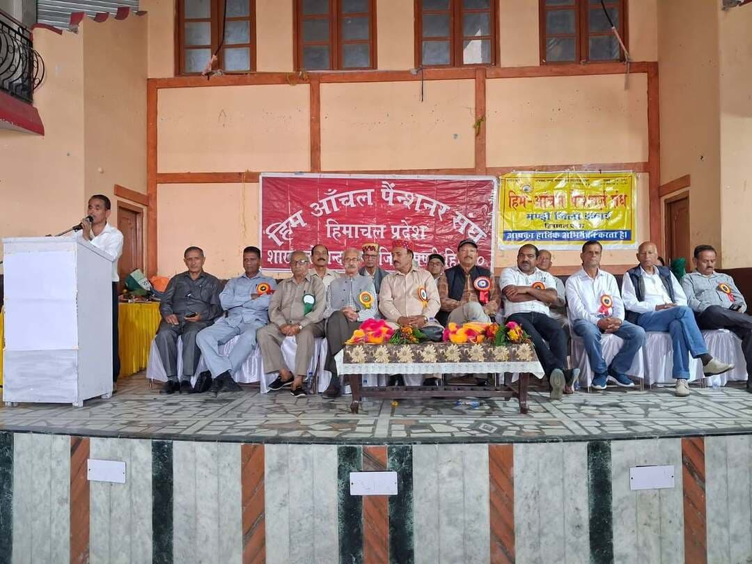 हिम आंचल पेंशनर संघ की जिला स्तरीय त्रैमासिक बैठक में उठे पेंशनरों के लंबित वित्तीय मुद्दे
करीब 200 पेंशनरों ने लिया भाग, 2016 से 2022 के बीच सेवानिवृत्त कर्मचारियों की लंबित देनदारियां जल्द चुकाने की मांग
जोगिंदर नगर, उमेश कुमार।
हिम आंचल पेंशनर संघ जिला मंडी की त्रैमासिक बैठक शुक्रवार को जोगिंदर नगर स्थित सामुदायिक भवन के सभागार में जिला प्रधान बली राम ठाकुर की अध्यक्षता में आयोजित की गई। बैठक में जिले के विभिन्न खंडों से करीब 200 पेंशनरों ने उत्साहपूर्वक भाग लिया। बैठक में पेंशनरों की लंबित वित्तीय देनदारियों, चिकित्सा बिलों, महंगाई भत्ते की किस्तों तथा एरियर सहित विभिन्न मुद्दों पर विस्तार से चर्चा की गई। संघ के पदाधिकारियों ने सरकार से पेंशनरों की समस्याओं का शीघ्र समाधान करने की मांग उठाई।
बैठक का शुभारंभ जिला प्रधान बली राम ठाकुर की अगुवाई में विभिन्न खंडों के प्रधानों एवं पदाधिकारियों द्वारा मां सरस्वती के चित्र पर पुष्पमाला अर्पित कर ज्योति प्रज्ज्वलित करने के साथ हुआ। इसके उपरांत राष्ट्रीय गीत के साथ कार्यक्रम को आगे बढ़ाया गया। जोगिंदर नगर-चौंतड़ा खंड के वरिष्ठ पेंशनरों ने जिला अध्यक्ष सहित अन्य पदाधिकारियों को सम्मानित किया।
इस अवसर पर राष्ट्रीय शिक्षक पुरस्कार से सम्मानित जोगिंदर नगर-चौंतड़ा खंड के पेंशनर गोपाल चंद शर्मा और शंभू राम जसवाल को जिला प्रधान बली राम ठाकुर ने सम्मानित किया। वहीं, प्रदेश मुख्य सलाहकार हरनाम सिंह ठाकुर ने संघ के संस्थापक सदस्यों बेली राम वर्मा और दान सिंह ठाकुर तथा सक्रिय सदस्यों सरद सिंह ठाकुर और हरदेव सिंह राणा को उनकी सेवाओं के लिए सम्मानित किया।
नेक राम शास्त्री ने रखीं खंड की गतिविधियां
जोगिंदर नगर-चौंतड़ा खंड के प्रधान नेक राम शास्त्री ने मंच संचालन करते हुए जिला प्रधान बली राम ठाकुर सहित सभी उपस्थित पेंशनरों का स्वागत एवं अभिनंदन किया। उन्होंने खंड में संघ द्वारा संचालित विभिन्न गतिविधियों की विस्तृत जानकारी दी। साथ ही उन्होंने आगामी नववर्ष में एक महत्वपूर्ण सम्मान समारोह आयोजित करने की घोषणा की। इस समारोह में 80 वर्ष की आयु पूरी कर चुके वरिष्ठ पेंशनरों के साथ-साथ हिमाचल प्रदेश स्कूल शिक्षा बोर्ड की परीक्षाओं में टॉप-10 में स्थान प्राप्त करने वाले स्थानीय विद्यार्थियों को भी सम्मानित करने की योजना है।
इसके बाद जिला महासचिव जयराम नायक ने मंच संचालन करते हुए जिला स्तर पर संघ की गतिविधियों एवं कार्यप्रणाली पर प्रकाश डाला। बैठक में विभिन्न खंडों के प्रधानों ने भी अपने विचार रखे और पेंशनरों से जुड़े मुद्दों को प्रमुखता से उठाया।
चिकित्सा बिलों, महंगाई भत्ते और एरियर का मुद्दा उठा
बैठक को संबोधित करते हुए जिला प्रधान बली राम ठाकुर ने कहा कि हिम आंचल पेंशनर संघ के जिला एवं राज्यस्तरीय पदाधिकारी पेंशनरों की लंबित वित्तीय देनदारियों को मजबूती के साथ सरकार के समक्ष उठा रहे हैं, ताकि इनका शीघ्र समाधान हो सके। उन्होंने कहा कि 70 वर्ष से अधिक आयु के पेंशनरों की वेतन संशोधन राशि का भुगतान लगभग पूरा हो चुका है, लेकिन चिकित्सा बिलों, महंगाई भत्ते की लंबित किस्तों और महंगाई भत्ते के एरियर का भुगतान अभी भी चिंता का विषय बना हुआ है।
उन्होंने आशा व्यक्त की कि मुख्यमंत्री सुखविंदर सिंह सुक्खू दीपावली के शुभ अवसर पर पेंशनरों को राहत प्रदान करेंगे। उन्होंने विशेष रूप से कहा कि वर्ष 2016 से 2022 के बीच सेवानिवृत्त हुए कर्मचारियों की अनेक वित्तीय देनदारियां अभी तक लंबित हैं। संघ ने इस मुद्दे को प्रमुखता से उठाते हुए सरकार से इनके शीघ्र भुगतान की मांग की है।
बली राम ठाकुर ने संघ से अलग हुए कुछ स्वयंभू नेताओं पर भी निशाना साधा। उन्होंने आरोप लगाया कि सरकार की झूठी वाहवाही करके ऐसे लोगों ने पेंशनरों को वास्तविक स्थिति से अनजान रखा है। उन्होंने पेंशनरों से एकजुट होकर अपने अधिकारों और लंबित मांगों के लिए आवाज बुलंद करने का आह्वान किया।
पदाधिकारियों ने एकजुट होकर उठाईं मांगें
बैठक में प्रदेश मुख्य सलाहकार हरनाम सिंह ठाकुर, जिला महासचिव जयराम नायक, खंड प्रधान नेक राम शास्त्री, रणजीत सिंह, बेसर राम ठाकुर, मोहिंदर गुप्ता और प्रकाश वर्मा सहित अन्य पदाधिकारियों एवं वक्ताओं ने पेंशनरों की विभिन्न मांगों और समस्याओं को जोरदार ढंग से उठाया। वक्ताओं ने कहा कि पेंशनरों की लंबित वित्तीय देनदारियों का समाधान करना आवश्यक है, ताकि सेवानिवृत्त कर्मचारियों को आर्थिक परेशानियों का सामना न करना पड़े।
बैठक में संघ के वरिष्ठ पदाधिकारियों के अतिरिक्त राष्ट्रीय शिक्षक पुरस्कार से सम्मानित गोपाल चंद शर्मा और शंभू राम जसवाल सहित नेक राम शास्त्री, बेली राम वर्मा, सरद सिंह ठाकुर, दान सिंह ठाकुर तथा हरदेव सिंह राणा को उनकी विशेष उपलब्धियों एवं संघ के प्रति योगदान के लिए सम्मानित किया गया।
बैठक के समापन पर सभी उपस्थित सदस्यों ने संगठन की एकजुटता बनाए रखने तथा पेंशनरों की मांगों को सरकार के समक्ष मजबूती से उठाते रहने का संकल्प लिया। इसके बाद सभी सदस्यों ने प्रीतिभोज का आनंद लिया।