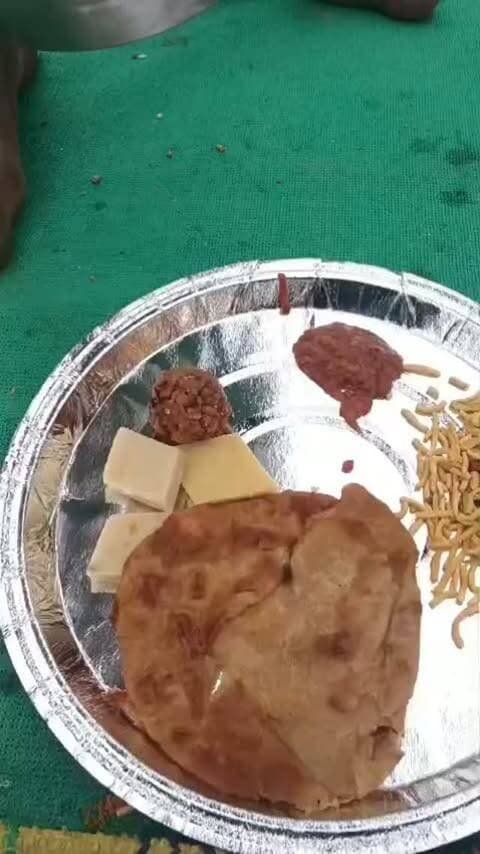 🙏 आक्या गांव में स्व. रामसिंह जी चौहान की स्मृति में बारहवें का कार्यक्रम, श्रद्धांजलि अर्पित करने पहुंच रहे ग्रामीण
चित्तौड़गढ़ विधायक श्री चंद्रभान सिंह आक्या के पूज्य पिताजी स्व. रामसिंह जी चौहान के बारहवें के अवसर पर आज उनके गांव आक्या में कार्यक्रम आयोजित किया जा रहा है।
कार्यक्रम को लेकर सोशल मीडिया पर प्रसारित सूचना के अनुसार, सुबह 9 बजे से शाम 5 बजे तक भोजन व्यवस्था रखी गई है। मौके से सामने आए लाइव वीडियो में ग्रामीण एवं अन्य लोग पहुंचकर स्व. रामसिंह जी की तस्वीर पर पुष्प अर्पित कर श्रद्धांजलि देते और भोजन ग्रहण करते नजर आ रहे हैं।
स्व. रामसिंह जी चौहान को विनम्र श्रद्धांजलि। 🙏
📍 आक्या गांव, चित्तौड़गढ़
#चित्तौड़गढ़ #चंद्रभानसिंहआक्या #श्रद्धांजलि #आक्या