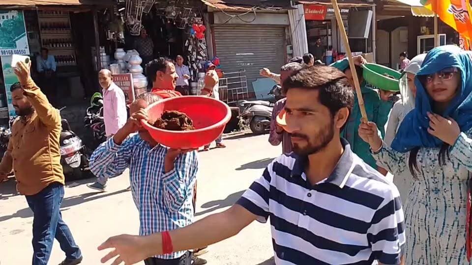 आज चंबा में भाजपा नेता जय सिंह ने एक हिमाचल प्रदेश सरकार के खिलाफ अनोखा प्रदर्शन किया है चंबा के मुख्य बाजार में लाइव देखिए
