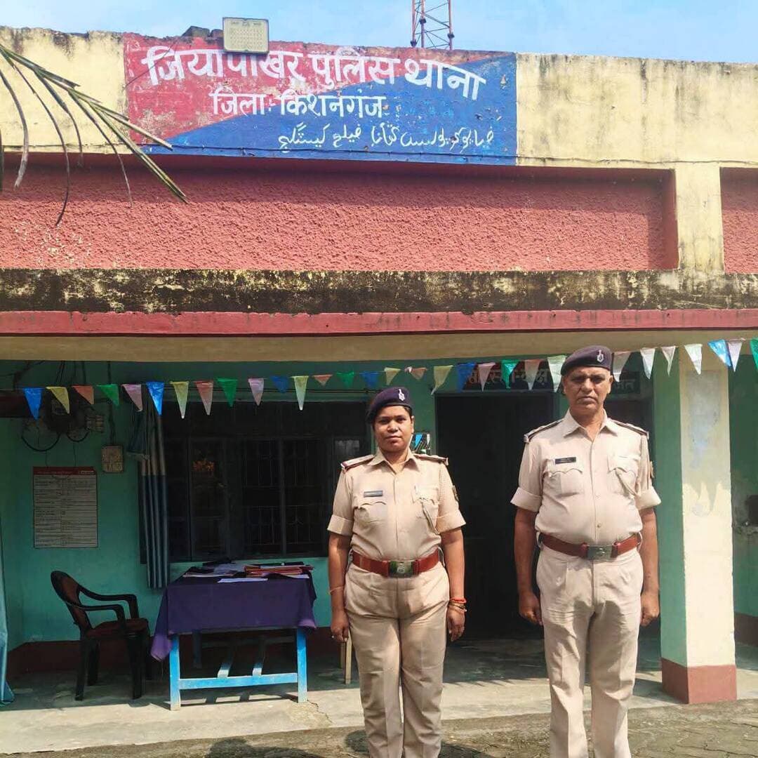 पुलिस अधीक्षक, किशनगंज के निर्देशानुसार जिला के सभी थानों में प्रतिदिन रोल कॉल (Roll Call) की प्रक्रिया अनिवार्य रूप से की जा रही है। इसका मुख्य उद्देश्य पुलिस बल को अपडेट रखना, उनकी समस्याओं को सुनना और दिनभर के कार्यों की रूपरेखा तैयार करना है।