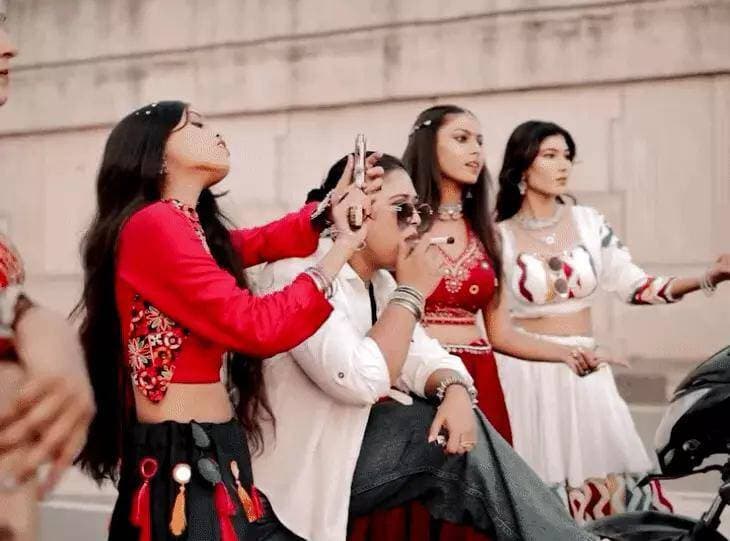 गरबा ड्रेस में ‘गुंडी गैंग’ ने फूंकी सिगरेट, लहराई पिस्टल:* बिलासपुर में प्रमोशन के लिए बनाई रील, हाईवे जाम किया; 9 गिरफ्तार #CGNews #cgpolice #chhattisgsrhupdate #NewsUpdate #बिलासपुर