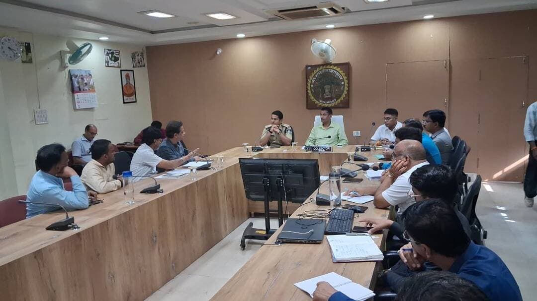 सनातन हिन्दू एकता रथयात्रा की तैयारियों को लेकर बैठक
===
हटा में रात्रि विश्राम एवं राधिका पैलेस में प्रस्तावित कार्यक्रम को लेकर व्यवस्थाओं पर हुई चर्चा
===
बागेश्वर धाम पीठाधीश्वर पं. श्री धीरेन्द्र कृष्ण शास्त्री जी महाराज की सनातन हिन्दू एकता रथयात्रा के हटा होते हुए दमोह पहुंचने के मद्देनजर कलेक्टर श्री प्रताप नारायण यादव एवं पुलिस अधीक्षक ने जिला प्रशासन तथा बागेश्वर धाम भक्त मंडल के प्रतिनिधियों के साथ बैठक कर तैयारियों की समीक्षा की। बैठक में 12 अक्टूबर को हटा में रात्रि विश्राम तथा 13 अक्टूबर को दमोह के राधिका पैलेस में प्रस्तावित कार्यक्रम एवं आशीर्वचन को लेकर आवश्यक व्यवस्थाओं पर चर्चा की गई।
बैठक में भक्त मंडल की अपेक्षाओं एवं आवश्यकताओं को जाना गया तथा यातायात, पार्किंग, रूट डायवर्सन, बैरिकेडिंग, पेयजल, चिकित्सा, मंच, स्वच्छता एवं सुरक्षा से संबंधित व्यवस्थाओं के लिए विभागवार निर्देश दिए गए।
बड़ी संख्या में श्रद्धालुओं एवं वाहनों के पहुंचने की संभावना को देखते हुए पुलिस एवं यातायात दल को शहर से आने वाले वाहनों, पार्किंग तथा कार्यक्रम स्थल के बीच सुगम आवागमन के लिए रूट एवं डायवर्सन प्लान तैयार करने के निर्देश दिए गए।
मंच व्यवस्था के संबंध में बागेश्वर धाम भक्त मंडल के प्रतिनिधियों से कहा गया लोक निर्माण विभाग से मंच की फिटनेस प्रमाणित कराई जाए। साउंड एवं विद्युत व्यवस्था के लिए संबंधित विभागों से आवश्यक सुरक्षा प्रमाण-पत्र प्राप्त करने के निर्देश भी दिए गए।