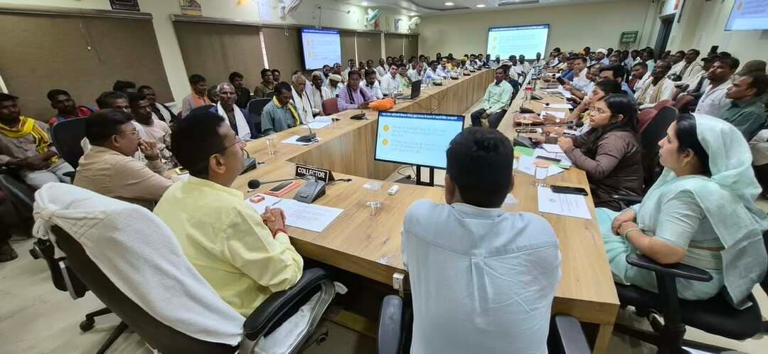 कोई भी पात्र व्यक्ति शासकीय योजनाओं के लाभ से वंचित न रहे- कलेक्टर श्री यादव
==
लंबित वनाधिकार दावों का समय-सीमा में होगा निराकरण- वनमण्डलाधिकारी श्री जरांडे
===
वनाधिकार पत्रों से जुड़ी समस्याओं की समीक्षा, त्रुटिपूर्ण दावों में सुधार के लिए होगी कार्रवाई
===
अधिकारियों को समय-सीमा में निराकरण के निर्देश, पात्र हितग्राहियों को शासकीय योजनाओं का लाभ दिलाना प्राथमिकता
===
लोगों को समस्याओं के समाधान की उम्मीद है और प्रशासन का पूरा प्रयास है कि उनकी अपेक्षाओं पर खरा उतरा जाए। सभी अधिकारियों को निर्देशित किया गया है कि अधिकतम एक माह के भीतर संबंधित समस्याओं का निराकरण सुनिश्चित कर इसकी जानकारी प्रस्तुत की जाये। इस आशय के विचार कलेक्टर प्रताप नारायण यादव ने अनुसूचित जनजाति वर्ग के लोगों की विभिन्न समस्याओं के निराकरण के लिए संबंधित विभागों के अधिकारियों के साथ बैठक में व्यक्त किए।
बैठक में आंगनवाड़ी, विद्युत आपूर्ति, पेयजल, सार्वजनिक वितरण प्रणाली (PDS) के अंतर्गत राशन दुकानों, आवागमन के लिए सड़क तथा वनाधिकार अधिनियम के तहत प्राप्त पट्टों में त्रुटियों और लंबित आवेदनों से संबंधित समस्याओं पर विचार-विमर्श किया गया।
कलेक्टर श्री यादव ने कहा फील्ड भ्रमण के दौरान अनुसूचित जनजाति वर्ग के लोगों ने अपनी समस्याओं से अवगत कराया था। इसके अलावा संबंधित लोगों द्वारा ज्ञापन के माध्यम से भी विभिन्न मुद्दे उठाए गए थे। इन समस्याओं को गंभीरता से लेते हुए सभी संबंधित विभागीय अधिकारियों को बुलाकर चर्चा की गई। प्रत्येक समस्या पर संबंधित अधिकारियों का पक्ष जाना गया और उनके निराकरण के लिए समय-सीमा निर्धारित की गई।
श्री यादव ने कहा प्रशासन का उद्देश्य है कि किसी भी पात्र व्यक्ति को शासन की जनकल्याणकारी योजनाओं के लाभ से वंचित न रहना पड़े। सभी पात्र हितग्राहियों को योजनाओं का लाभ मिले तथा उन्हें किसी प्रकार की परेशानी का सामना न करना पड़े। इसी उद्देश्य से प्रशासन समस्याओं के निराकरण के लिए निरंतर प्रयासरत रहेगा।
वनमण्डलाधिकारी ईश्वर जरांडे ने कहा समीक्षा बैठक का मुख्य उद्देश्य पूर्व में वितरित वनाधिकार पत्रों से संबंधित समस्याओं का समाधान करना तथा लंबित वनाधिकार पत्रों के दावों के निराकरण की स्थिति की समीक्षा करना था। बैठक में वनाधिकार से संबंधित विषयों के अतिरिक्त अन्य मुद्दे भी सामने आए, जिन पर चर्चा कर समय-सीमा में निराकरण सुनिश्चित करने का लक्ष्य निर्धारित किया गया है। इसके लिए संबंधित मामलों में आवश्यक कार्रवाई की जाएगी।
उन्होंने कहा वनाधिकार कानून के अंतर्गत अधिकांश दावेदार एवं आवेदक जनजातीय समुदाय से संबंधित हैं। बैठक में जनजातीय समुदाय के लोगों की समस्याओं को गंभीरता से सुना गया तथा उनके लंबित दावों के निराकरण के संबंध में आश्वस्त किया गया।
श्री जरांडे ने कहा जिन दावों में त्रुटियां पाई गई हैं, उनमें आवश्यक सुधार करने के लिए भी समय-सीमा निर्धारित कर कार्रवाई की जाएगी। संबंधित प्रकरणों का निराकरण प्राथमिकता से करने का प्रयास किया जाएगा, ताकि पात्र हितग्राहियों को वनाधिकार से संबंधित मामलों में राहत मिल सके। बैठक में सभी संबंधित विभागो के अधिकारी एवं विभिन्न ग्रामो से आये जनजाति वर्ग के लोग मौजूद रहे