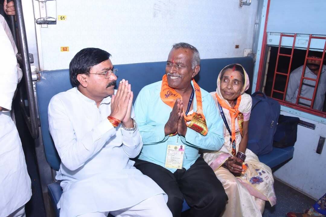 जब बुजुर्ग तीर्थयात्रा पर जाकर प्रसन्नता के साथ आशीर्वाद देते हैं, तो यह सरकार के लिए संतोष और सौभाग्य का विषय होता है - राज्यमंत्री श्री लोधी
==
दमोह से 479 तीर्थयात्रियों को लेकर जगन्नाथ पुरी रवाना हुई तीर्थ दर्शन ट्रेन
===
479 यात्रियों की सुरक्षित यात्रा के लिए चिकित्सक, अनुरक्षक और सुरक्षाकर्मी तैनात
===
जब बुजुर्ग तीर्थयात्रा पर जाकर प्रसन्नता के साथ आशीर्वाद देते हैं, तो यह सरकार के लिए संतोष और सौभाग्य का विषय होता है, प्रदेश सरकार बुजुर्ग माता-पिता को तीर्थ दर्शन कराने के लिए प्रतिबद्ध है। इस आशय के विचार प्रदेश के संस्कृति, पर्यटन, धार्मिक न्यास एवं धर्मस्व विभाग राज्यमंत्री स्वतंत्र प्रभार धर्मेन्द्र सिंह लोधी ने मुख्यमंत्री तीर्थ दर्शन योजना के अंतर्गत भगवान जगन्नाथ के दर्शन हेतु यात्रा पर जा रहे यात्रियो को पुष्पगुच्छ और माला पहनाकर सम्मान करते हुए व्यक्त किए। संस्कृति राज्यमंत्री ने सभी तीर्थयात्रियो को भगवान जगन्नाथ की यात्रा के लिए शुभकामनाऍ दी। उन्होने दमोह से जगन्नाथ पुरी के लिए विशेष ट्रेन को हरी झंडी दिखाकर रवाना किया।
राज्यमंत्री श्री लोधी ने कहा मुख्यमंत्री डॉ. मोहन यादव के नेतृत्व में प्रदेश सरकार द्वारा संचालित मुख्यमंत्री तीर्थ दर्शन योजना के अंतर्गत दमोह से 479 तीर्थयात्रियों को लेकर विशेष ट्रेन जगन्नाथ पुरी के लिए रवाना हुई। तीर्थयात्रियों की सुरक्षित एवं सुविधाजनक यात्रा सुनिश्चित करने के लिए ट्रेन में 10 अनुरक्षक, एक चिकित्सक, एक सहायक तथा पांच सुरक्षाकर्मियों की व्यवस्था की गई है।
उन्होने कहा लगातार विभिन्न तीर्थस्थलों के लिए विशेष ट्रेनें संचालित की जा रही हैं। सरकार बुजुर्गों को तीर्थ दर्शन कराने का कार्य श्रवण कुमार की भावना के साथ कर रही है। वृद्धावस्था में तीर्थस्थलों के दर्शन करना अनेक लोगों की आकांक्षा होती है।
दमोह जिले का तीर्थ दर्शन कोटा बढ़ाकर 500 किया
राज्यमंत्री श्री लोधी ने कहा पहले दमोह जिले के लिए तीर्थ दर्शन यात्रा का कोटा 150 यात्रियों का था, जिसे बढ़ाकर अब 500 कर दिया गया है। इससे जिले के अधिकाधिक श्रद्धालुओं को तीर्थ दर्शन का अवसर मिल रहा है। वर्तमान यात्रा में दमोह जिले से 479 यात्री जगन्नाथ पुरी के दर्शन के लिए रवाना हुए हैं।
अयोध्या के लिए विशेष ट्रेन चलाने का प्रयास
श्री लोधी ने कहा अयोध्या में राम मंदिर निर्माण के बाद भगवान श्री रामलला के दर्शन के लिए श्रद्धालुओं में विशेष उत्साह है। इसी को ध्यान में रखते हुए मुख्यमंत्री डॉ. मोहन यादव से अयोध्या के लिए भी विशेष तीर्थ दर्शन ट्रेन चलाने का अनुरोध किया गया है। उन्होंने कहा जल्द ही अयोध्या के लिए विशेष ट्रेन की सौगात मिल सकती है, जिससे श्रद्धालु भगवान श्रीरामलला के दर्शन का लाभ उठा सकेंगे।
उन्होंने कहा प्रदेश सरकार भविष्य में भी तीर्थ दर्शन यात्राओं को निरंतर जारी रखने के लिए प्रयासरत है, ताकि अधिक से अधिक बुजुर्गों को धार्मिक स्थलों के दर्शन का अवसर मिल सके