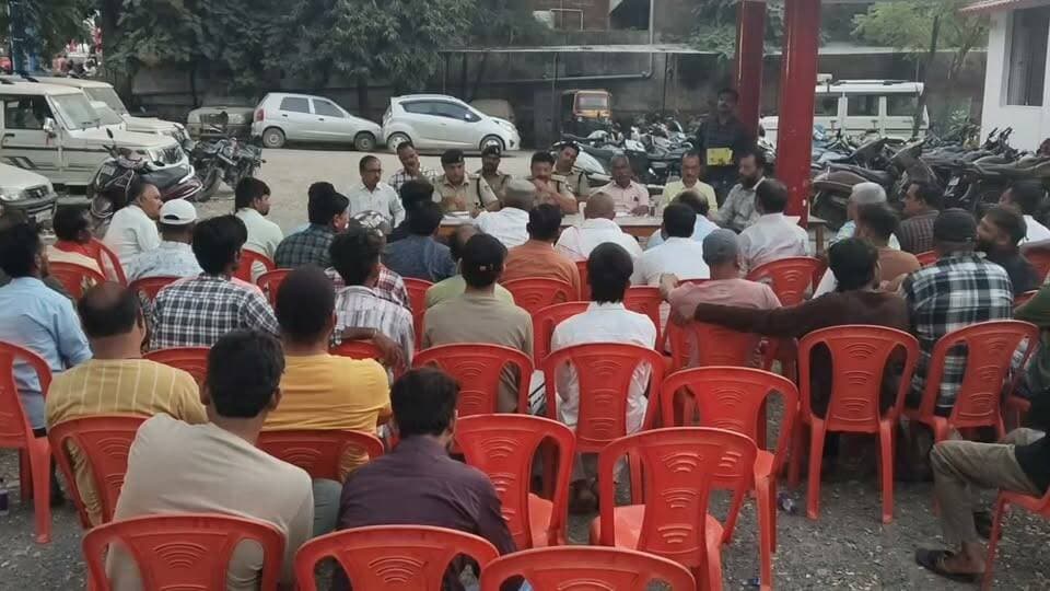 आगामी नवरात्रि-दशहरा को लेकर मैहर कोतवाली में शांति समिति की बैठक संपन्न
*मैहर।* आगामी नवरात्रि, दशहरा एवं अन्य त्योहारों को दृष्टिगत रखते हुए मैहर कोतवाली थाना परिसर में आज शांति समिति की बैठक का आयोजन किया गया। बैठक में व्यापारी, दुर्गा प्रतिमा स्थापित करने वाले आयोजनकर्ता और गणमान्य नागरिक बड़ी संख्या में उपस्थित रहे।
बैठक के दौरान CSP महेंद्र सिंह ने सभी से त्योहार को शांति और सौहार्दपूर्ण तरीके से मनाने की अपील की। बैठक में ट्रैफिक व्यवस्था को लेकर चर्चा की गई और बेवजह की अफवाहों पर ध्यान न देने पर जोर दिया गया।
दशहरा पर क्रमवार झांकियां निकालने पर सहमति बनी। पंडालों में विद्युत कनेक्शन को लेकर JE एसएन त्रिपाठी ने कहा कि नियमानुसार वैध कनेक्शन लेकर ही रोशनी की व्यवस्था करें। साथ ही यह भी कहा गया कि जबरदस्ती किसी का द्वार बंद कर या धर्म की आड़ में किसी को परेशान कर आवागमन बाधित न किया जाए।
पुलिस ने स्पष्ट किया कि धर्म की आड़ में कानून का उल्लंघन करने वालों पर कड़ी कार्रवाई की जाएगी।
बैठक में CSP महेंद्र सिंह, कोतवाली थाना प्रभारी अभिषेक सिंह परिहार, तहसीलदार लालमनी सतनामी, JE एसएन त्रिपाठी, नगर पालिका अतिक्रमण दस्ता प्रभारी प्रवीण तिवारी, देवी जी चौकी प्रभारी विनय शुक्ला सहित बड़ी संख्या में गणमान्य नागरिक मौजूद रहे।