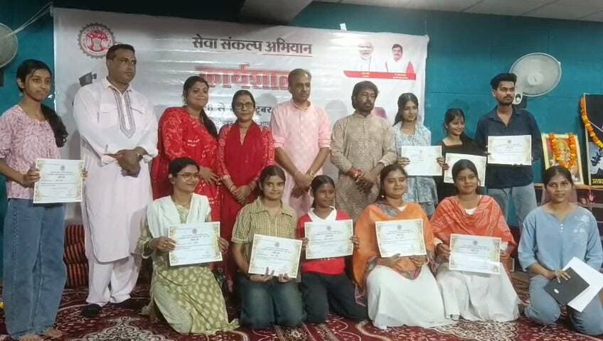 प्रदेश के संस्कृति विभाग के तत्वाधान में मैहर संगीत महाविद्यालय के ऑडिटोरियम में शास्त्रीय गायन की तीन दिवसीय कार्यशाला का हुआ समापन। तीन दिनों तक प्रतिष्ठित कलाकारों से गायन के क्षेत्र में प्रशिक्षण प्राप्त कर रहे। विद्यार्थी एवं जिले के युवाओं को अंतिम दिन के समापन अवसर पर प्रदान किए गए प्रमाण पत्र। शास्त्री गायन में रुचि रखने वाले युवाओं को राग यमन/ राग भैरवी राग भीमपलासी की बंदिशे सिखाई गई। और गायन में 12 स्वरो को लगाने का तरीका बताया गया। कार्यशाला में प्रशिक्षण दे रहे वरिष्ठ गायन कलाकार पंडित सुनील मसूरकर ने अपनी प्रस्तुति देते हुए राग मधुवंती मैं मध्यलय तीन ताल बंदिश एवं तराना की प्रस्तुति दी। और कार्यक्रम के अंत में याद पिया की आए ठुमरी से समापन किया गया।