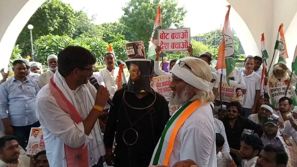 फिरोजाबाद में चुनाव आयुक्त ज्ञानेश कुमार के विरोध में कांग्रेस पार्टी के बैनर चली विरोध प्रदर्शन किया गया वहीं पार्टी कार्यालय से पैदल मार्च कर मुख्यालय डाबरी पर समापन किया गया जहां ज्ञानेश कुमार का रोल जिला महासचिव शांति का संघवाद ने आधा किया बेड़ियां पहनकर ज्ञानेश कुमार बने