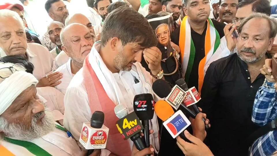 फिरोजाबाद में कांग्रेस कार्यकर्ता हुआ विरोध प्रदर्शन कांग्रेस पार्टी कार्यालय से मुख्यालय तक पैदल मार्ग और जमकर नारेबाजी वृत क्षेत्र के प्रभारी कुणाल चौधरी पहुंचे