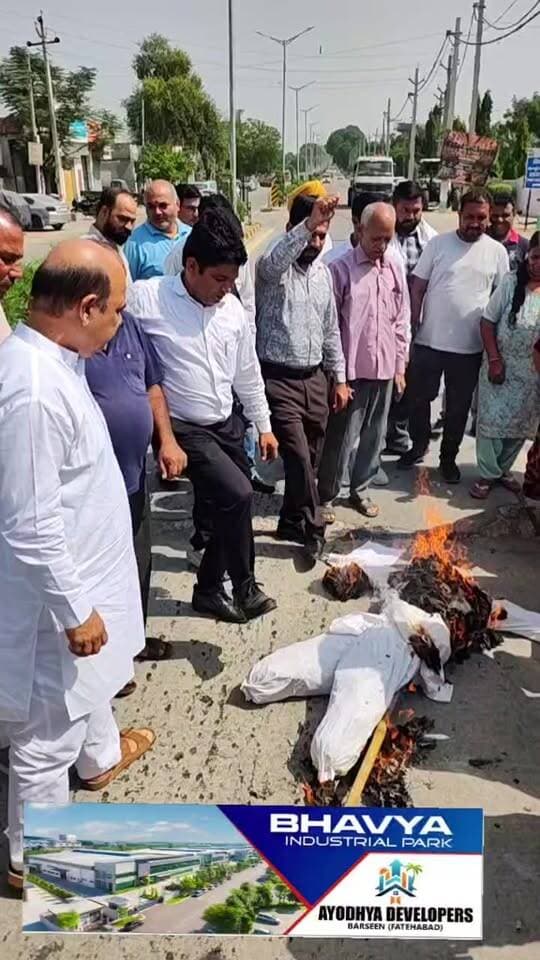 फतेहाबाद भाजपा ने प्रदर्शन, बीजेपी के जिलाध्यक्ष प्रवीन जोड़ा के नेतृत्व में कार्यकर्ताओं ने फूंका राहुल गांधी का पुतला, कांग्रेस के प्रदर्शन के दौरान महिला पुलिसकर्मियों से कथित बदसलूकी पर जताया रोष..
#fatehabad #bjpharyana