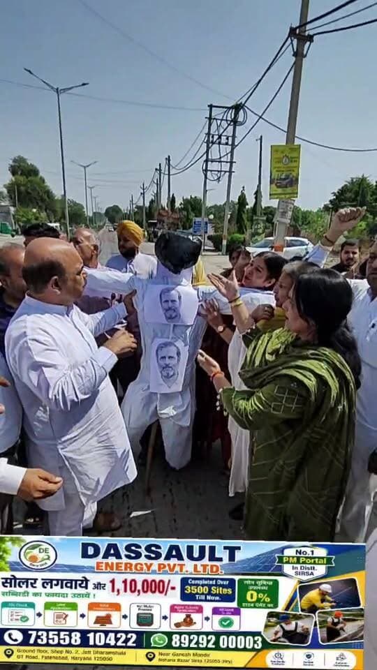 फतेहाबाद भाजपा ने प्रदर्शन, बीजेपी के जिलाध्यक्ष प्रवीन जोड़ा के नेतृत्व में कार्यकर्ताओं ने फूंका राहुल गांधी का पुतला, कांग्रेस के प्रदर्शन के दौरान महिला पुलिसकर्मियों से कथित बदसलूकी पर जताया रोष..
#fatehabad #bjpharyana