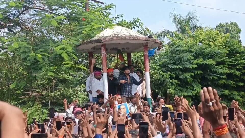 #अवधी गायक संजय यदुवंशी माता-पिता के साथ #टिकोनिया पार्क में #धरने पर #बैठे, न्याय की मांग को लेकर #प्रदर्शन
#सुल्तानपुर। अवधी गायक संजय यदुवंशी अपने माता-पिता के साथ न्याय की मांग को लेकर सुल्तानपुर के टिकोनिया पार्क में धरने पर बैठ गए हैं। उनके साथ उनके समर्थक भी प्रदर्शन कर रहे हैं।
प्रदर्शनकारियों का कहना है कि मामले में निष्पक्ष कार्रवाई की जाए और पीड़ित परिवार को न्याय मिले। टिकोनिया पार्क में चल रहे इस धरना-प्रदर्शन को लेकर अब सभी की निगाहें प्रशासन के अगले कदम पर टिकी हैं।
#Sultanpur #SanjayYaduvanshi #TikoniaPark #DharnaPradarshan #NyayKiMang #AwadhiGayak #UPNews #SultanpurNews #BreakingNews #UPIndia24