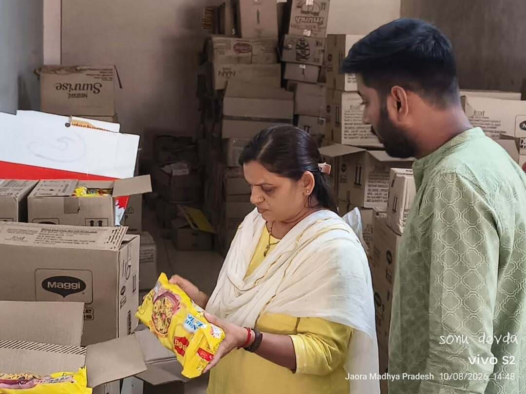 खाद्य सुरक्षा विभाग की कार्यवाई, जांच हेतु मैगी नूडल्स के नमूने लिए
खाद्य सुरक्षा अधिकारी ज्योति बघेल एवं खाद्य औषधि प्रशासन रतलाम के द्वारा फॉर्म नाकोड़ा ट्रेडर्स खिड़की दरवाजा जावरा का निरीक्षण किया गया। मौके पर संयम पिता राजेश ओहरा प्रोपराइटर फर्म का संचालन करते पाए गए।
खाद्य सुरक्षा एवं मानक अधिनियम 2006 के अंतर्गत मैगी 2 मिनिट्स नूडल्स का नमूना मानक स्तर की जांच हेतु लिया गया। मौके पर फर्म का लाइसेंस डिस्प्ले करने, बेच नंबर एक्सपायरी डेट बेस्ट बिफोर आदि चेक करने के पश्चात ही विक्रय करने के निर्देश दिए।
#jansampark #Ratlam
#MadhyaPradesh