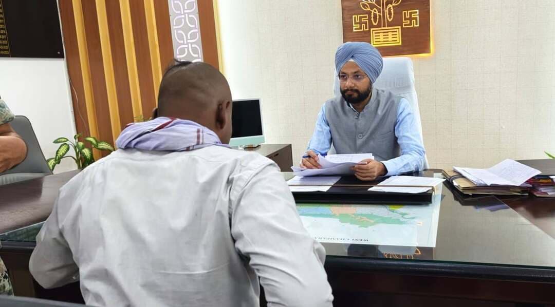 जनसुनवाई में जिला पदाधिकारी ने सुनीं 87 शिकायतें।
कई मामलों का तत्काल हुआ निपटारा।
जिला मुख्यालय स्थित समाहरणालय परिसर में आयोजित जनसुनवाई में जिलाधिकारी श्री तरनजोत सिंह ने आम लोगों की समस्याएं सुनीं। जिले के विभिन्न प्रखंडों एवं पंचायतों से पहुंचे फरियादियों प्रमोद कुमार, एजाजुल अंसारी, प्रमिला देवी, अनिता देवी, सुषमा कुमारी, दिलीप कुमार, चिन्ता देवी, दिनेश दास, मदन प्रसाद, चंद्रभूषण तिवारी, ठाकुर राम, अखिलेश पंडित सहित अन्य ने अपनी शिकायतें सीधे जिलाधिकारी के समक्ष रखीं।
जनसुनवाई के दौरान कुल 87 मामलों की सुनवाई हुई, जिनमें कई शिकायतों का समाधान मौके पर ही कर दिया गया, जबकि शेष मामलों के शीघ्र निष्पादन के लिए संबंधित अधिकारियों को आवश्यक निर्देश दिए गए।
जनसुनवाई में राजस्व संबंधी मामले, सामाजिक सुरक्षा पेंशन, भूमि विवाद, प्रधानमंत्री आवास योजना, बिजली आपूर्ति, पेयजल, सड़क एवं मरम्मत आदि से संबंधित शिकायतें प्रमुख रूप से सामने आईं। जिलाधिकारी ने सभी मामलों की बारीकी से समीक्षा करते हुए अधिकारियों को निर्देश दिया कि प्रत्येक शिकायत का निर्धारित समय-सीमा के भीतर निष्पक्ष एवं गुणवत्तापूर्ण निष्पादन सुनिश्चित किया जाए।
जनसुनवाई कार्यक्रम राज्य सरकार के ’’सात निश्चय-3’’ के तहत संचालित सबका सम्मान-जीवन आसान अभियान का हिस्सा है। इसका उद्देश्य आम लोगों की शिकायतों का त्वरित समाधान कर पारदर्शी एवं जवाबदेह प्रशासन सुनिश्चित करना है।
#samratchoudhary
#cmsamrat
Samrat Choudhary
Information & Public Relations Department, Government of Bihar