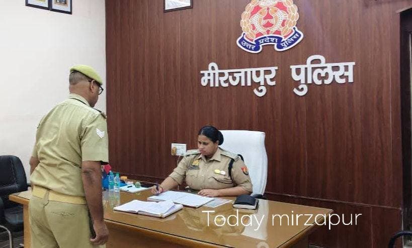मिर्जापुर: एसपी अपर्णा रजत कौशिक ने पुलिस लाइन में अभिलेखों की जांच कर दिए आवश्यक दिशा-निर्देश
मिर्जापुर। शुक्रवार को #SP_Mirzapur #अपर्णा_रजत_कौशिक ने साप्ताहिक परेड के अवसर पर पुलिस लाइन स्थित आदेश कक्ष में विभिन्न रजिस्टरों एवं अभिलेखों की गहनता से जांच की। उन्होंने संबंधित पुलिसकर्मियों को सभी अभिलेख नियमित रूप से अद्यतन, सुव्यवस्थित एवं पूर्ण रखने के निर्देश दिए। साथ ही अन्य आवश्यक दिशा-निर्देश भी दिए।
#MirzapurPolice #UPPolice #Mirzapur #मिर्जापुर_पुलिस #पुलिस_लाइन #उत्तरप्रदेश_पुलिस #AparnaRajatKaushik