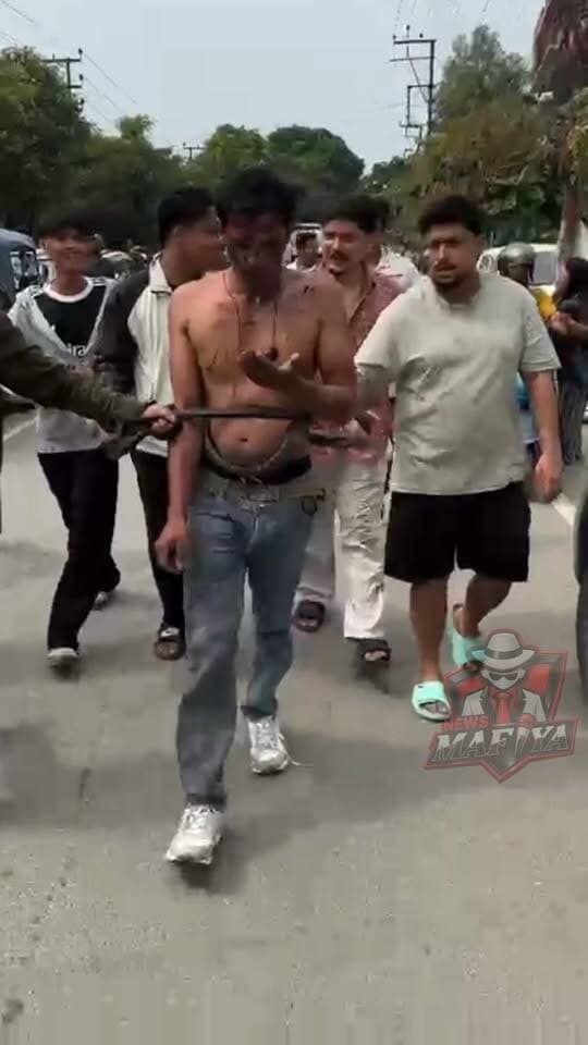 🚨देहरादून के मोथरोवाला में हंगामा, बच्चों से छेड़छाड़ के आरोप में व्यक्ति को पकड़ा
देहरादून: मोथरोवाला क्षेत्र में शुक्रवार को उस समय हंगामे की स्थिति बन गई, जब स्थानीय लोगों ने एक व्यक्ति को बच्चों के साथ कथित छेड़छाड़ के आरोप में पकड़ लिया।
स्थानीय लोगों के मुताबिक, पकड़ा गया व्यक्ति उत्तर प्रदेश के धानपुर का रहने वाला बताया जा रहा है। बच्चों के साथ गलत हरकत किए जाने के आरोप के बाद लोगों ने उसे पकड़ लिया। देखते ही देखते मौके पर भीड़ जमा हो गई।
आरोपों से नाराज कुछ लोगों ने व्यक्ति को सड़क पर घुमाया। इसके बाद पुलिस को सूचना दी गई और उसे पुलिस के हवाले कर दिया गया।
सूचना मिलने पर पुलिस मौके पर पहुंची और व्यक्ति को हिरासत में लेकर मामले की जांच शुरू की। पुलिस के अनुसार, शिकायत और जांच में सामने आने वाले तथ्यों के आधार पर आगे की कार्रवाई की जाएगी।
पुलिस की अपील: ऐसी किसी भी घटना की जानकारी मिलने पर कानून अपने हाथ में लेने के बजाय तुरंत पुलिस को सूचित करें। मामले में आरोपों की पुष्टि जांच के बाद ही होगी।